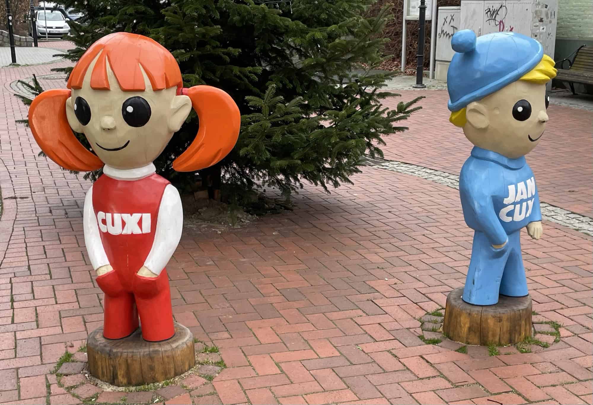 Holzstandfiguten von Cuxi in rot und Jan Cux in blau.