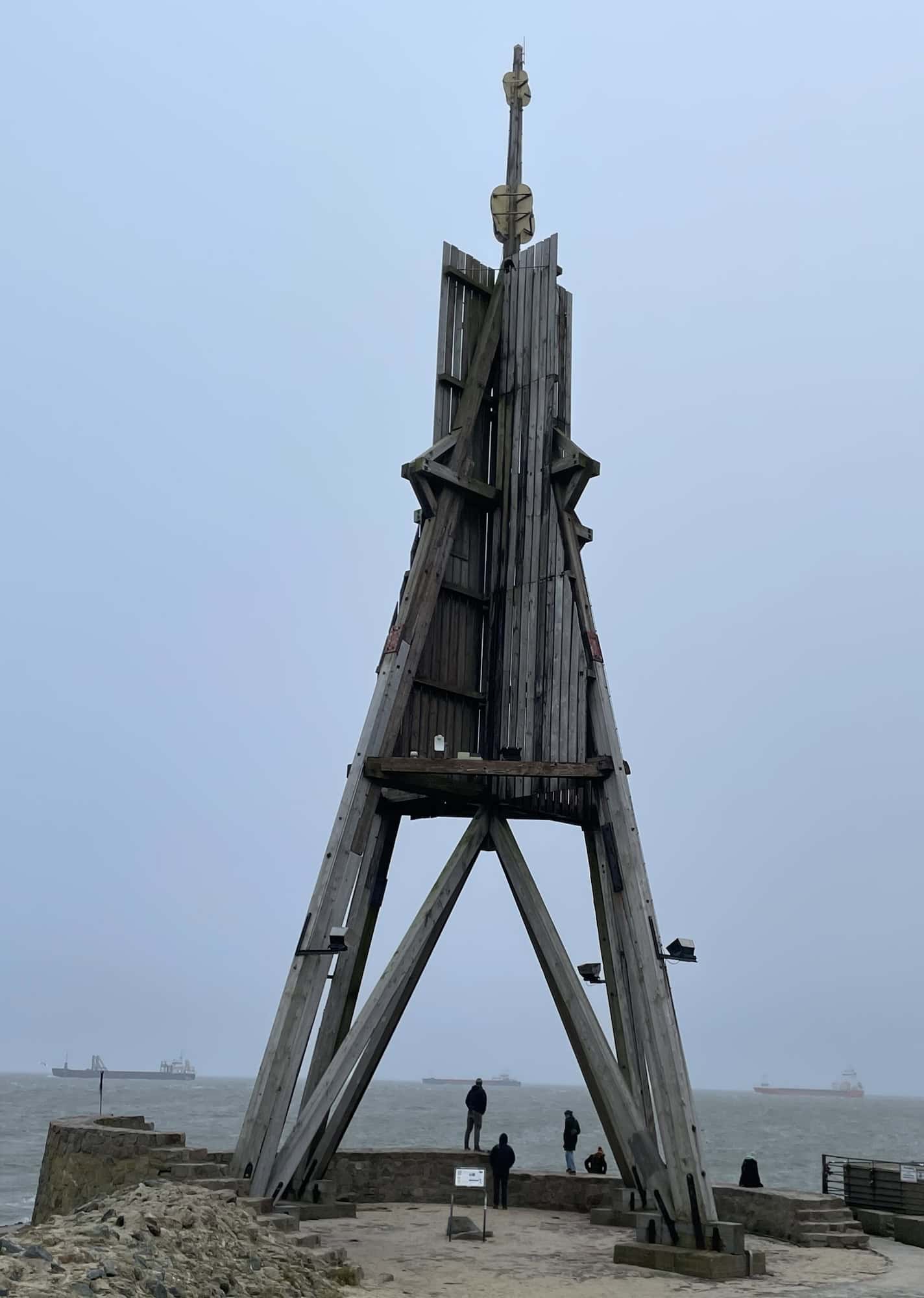 Kugelbarke bei Cuxhaven, eine ca. 20 m hohe Holzkonsttuktion am Meer.