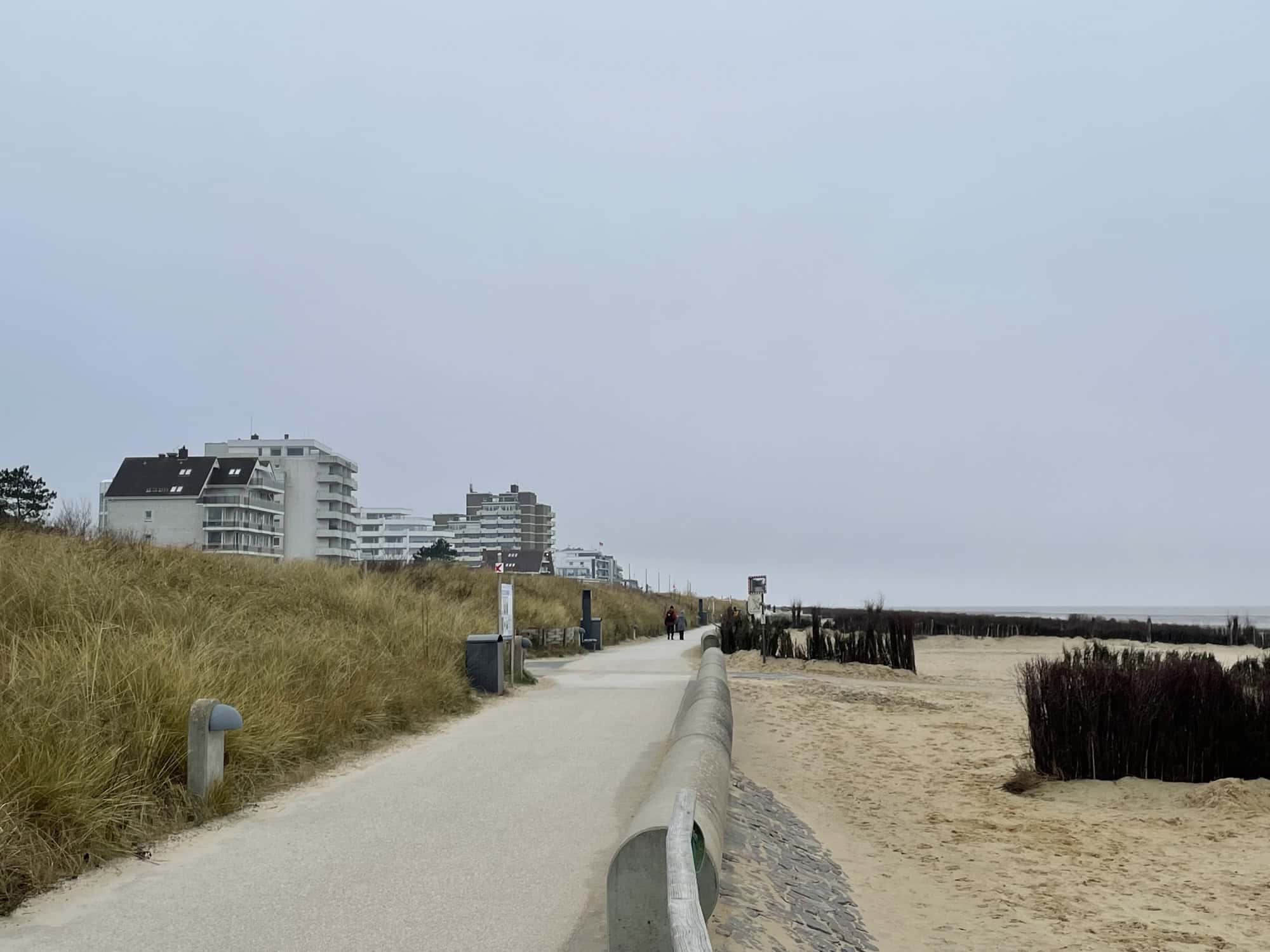 Strandpromenade, Häuser im Hintergrund, rechts der Strand.