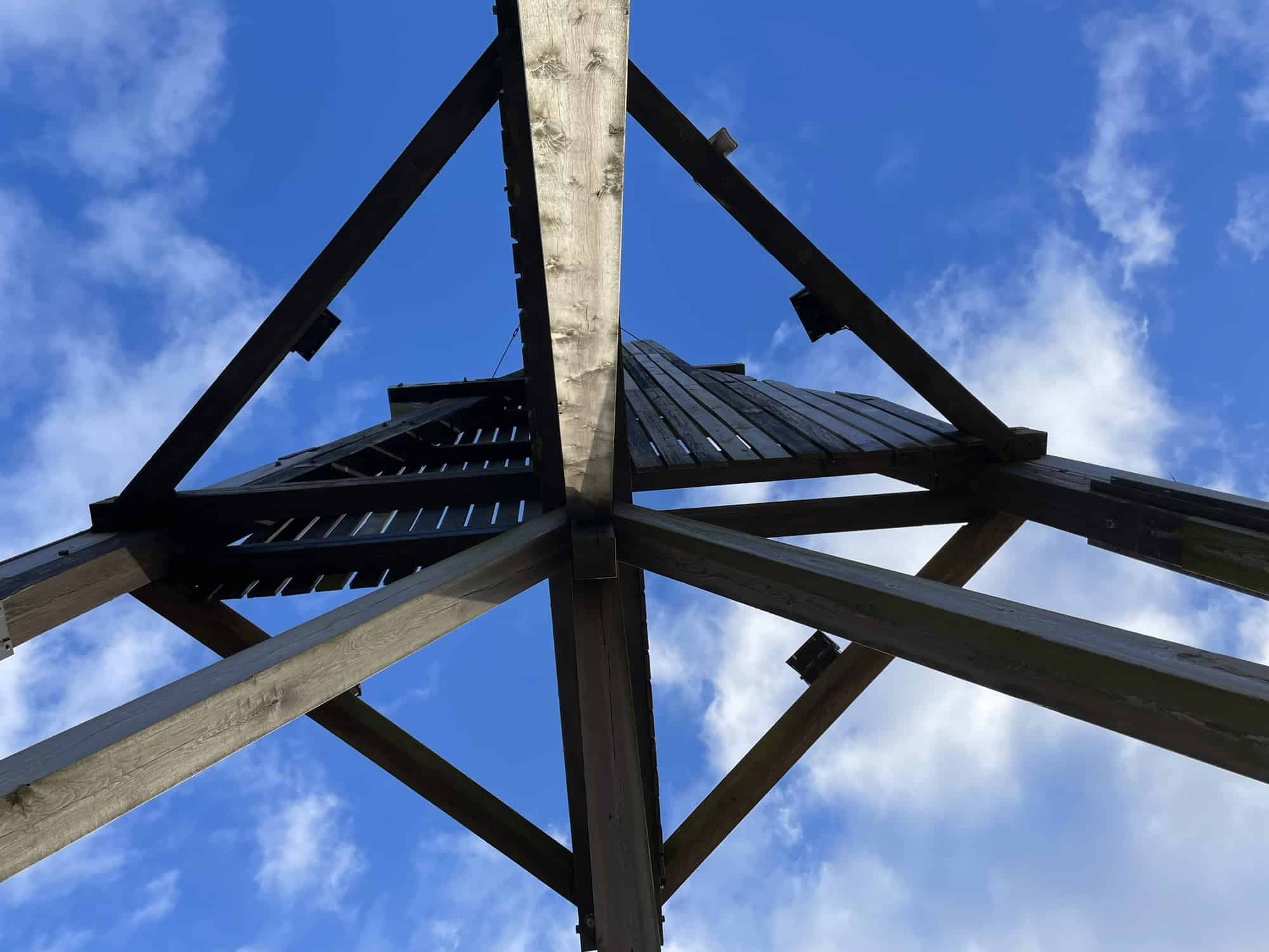 Blick nach oben in e den blauen Himmel, Holzkondtruktion über einem.