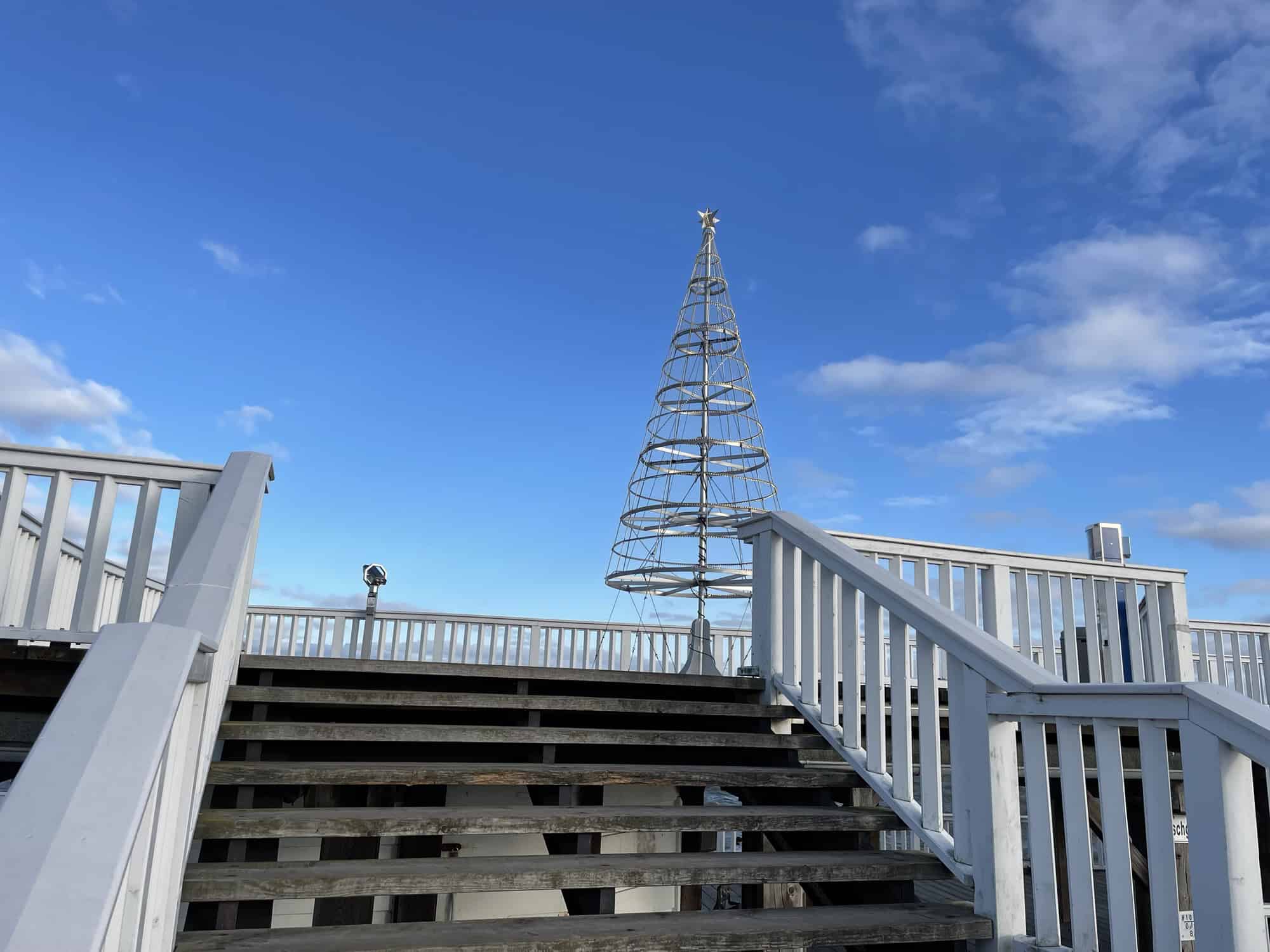 Treppe hoch auf das Obereeck der Alten Liebe, wo der metallene Weihnachtsbaum steht.