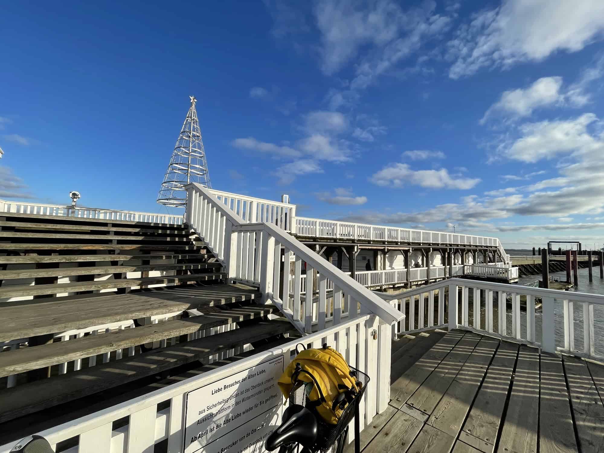 Die Alte Liebe in Cuxhaven, ein hölzerner Schiffsanleger, der weiß gestrichen idt.