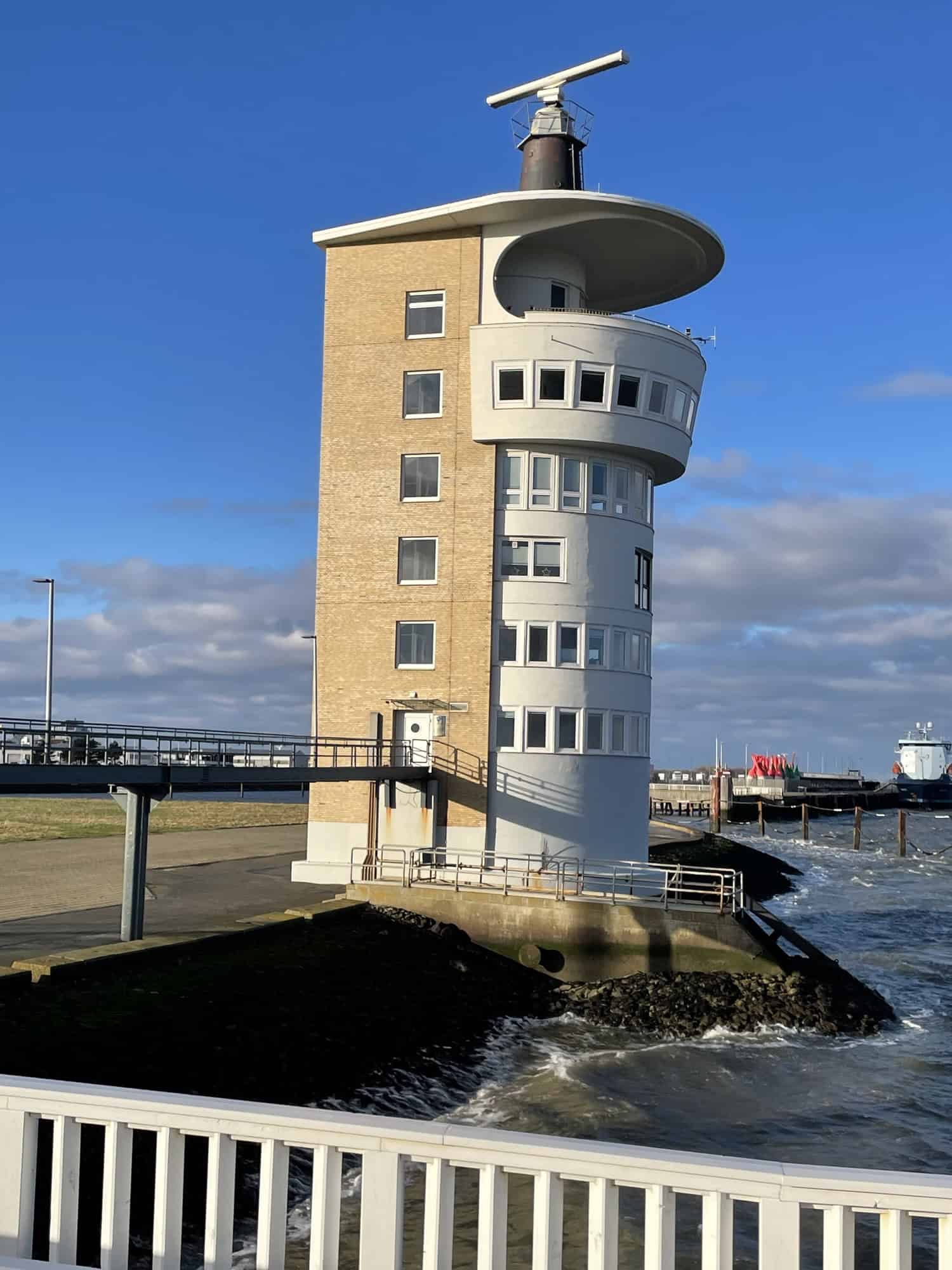 Der Seeturm mit Radar auf dem Turmdach.