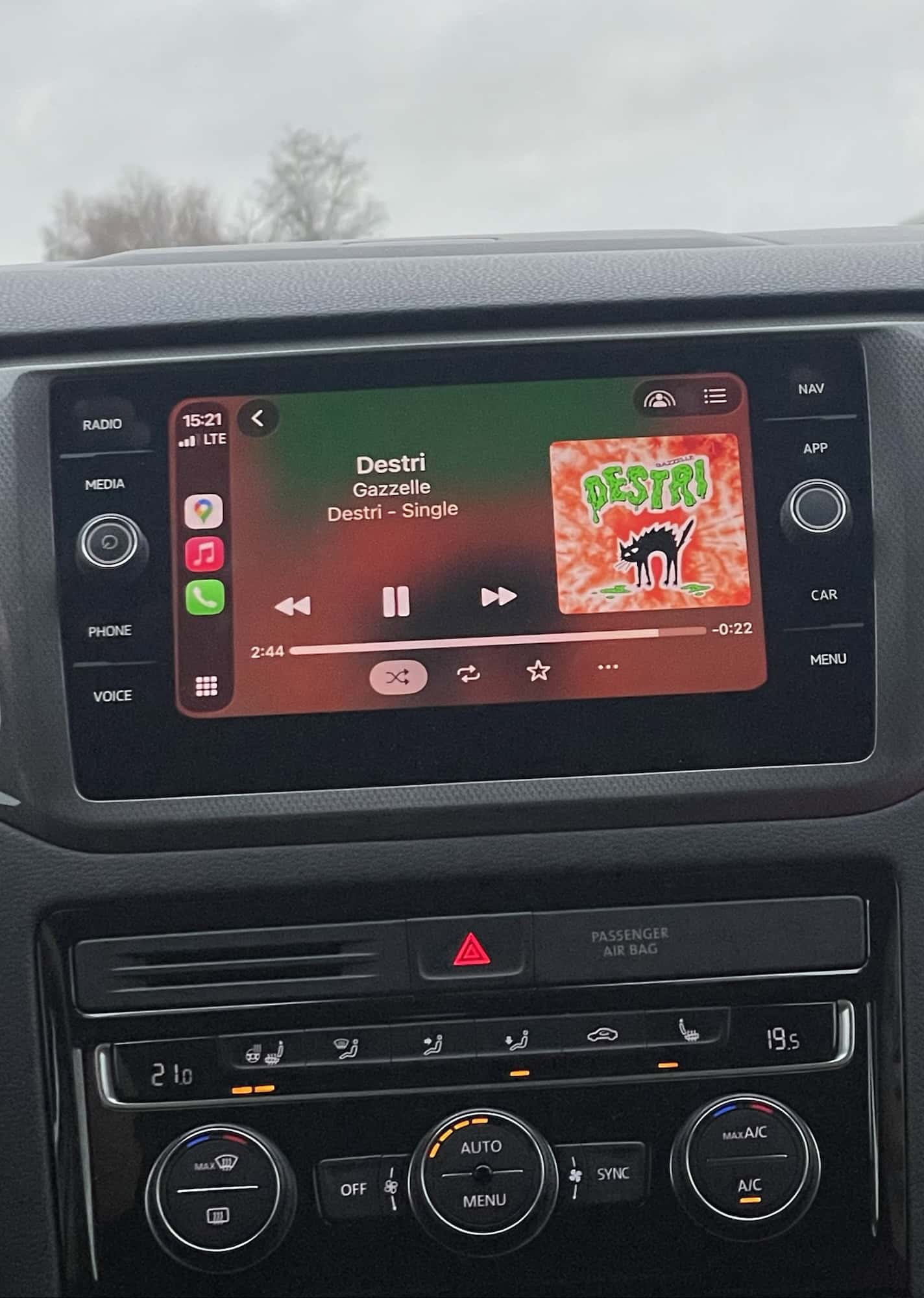 Auotcockpit mit CarPlay und Song Destri von Gazelle.