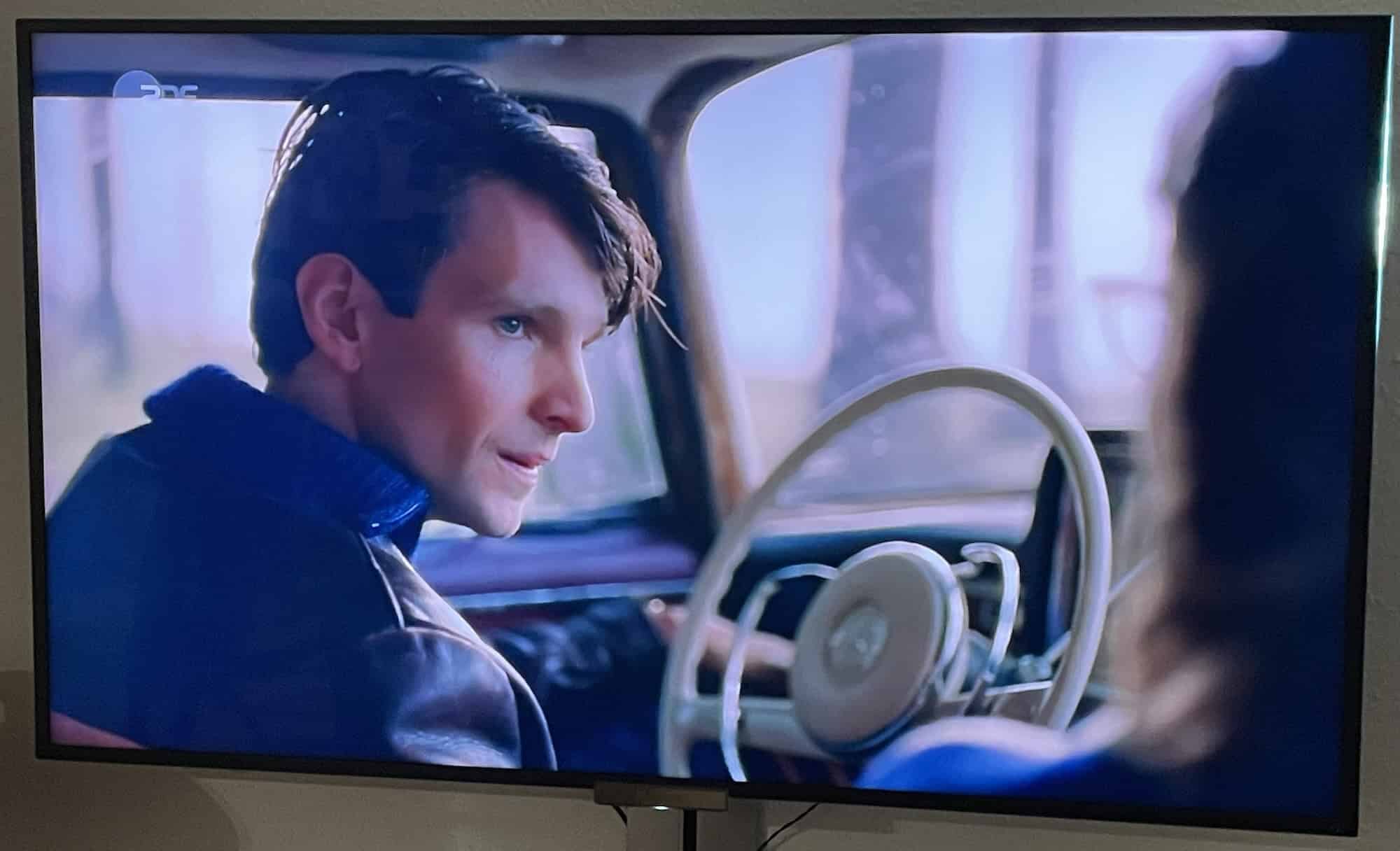 Jochen im Auto im Gespenstereakd aus der Fernsehserie Ku'damm 59.