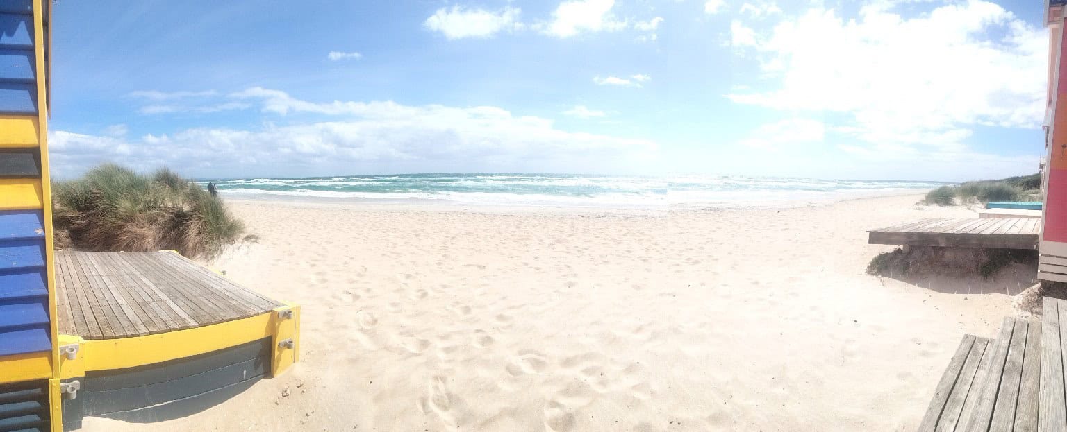 Panoramabild vom weißen Sandstrand ind Meer bei Melbourne.