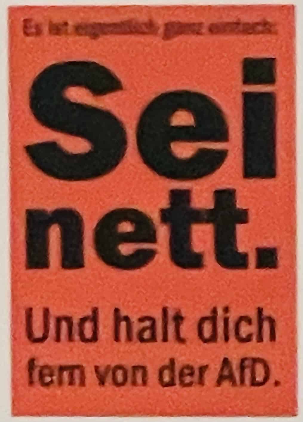 Roter Aufkleber mit schwarzer Schrift: Es ist eigentlich ganz einfsch: Sei nett. Und halt dich fern von der AfD.