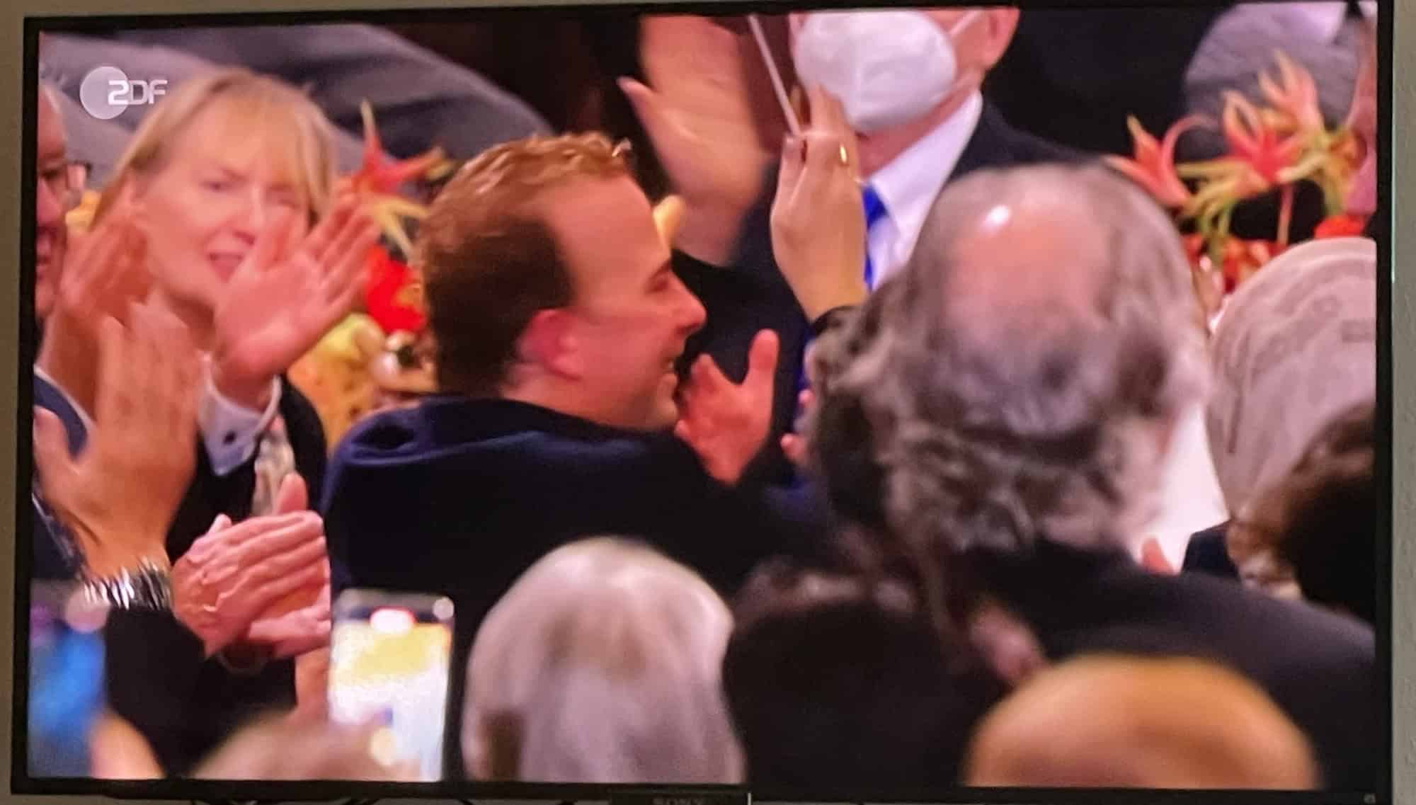 Nahaufnahme von hinten von Yannick Nézet-Séguin in der Zuschauermenge.