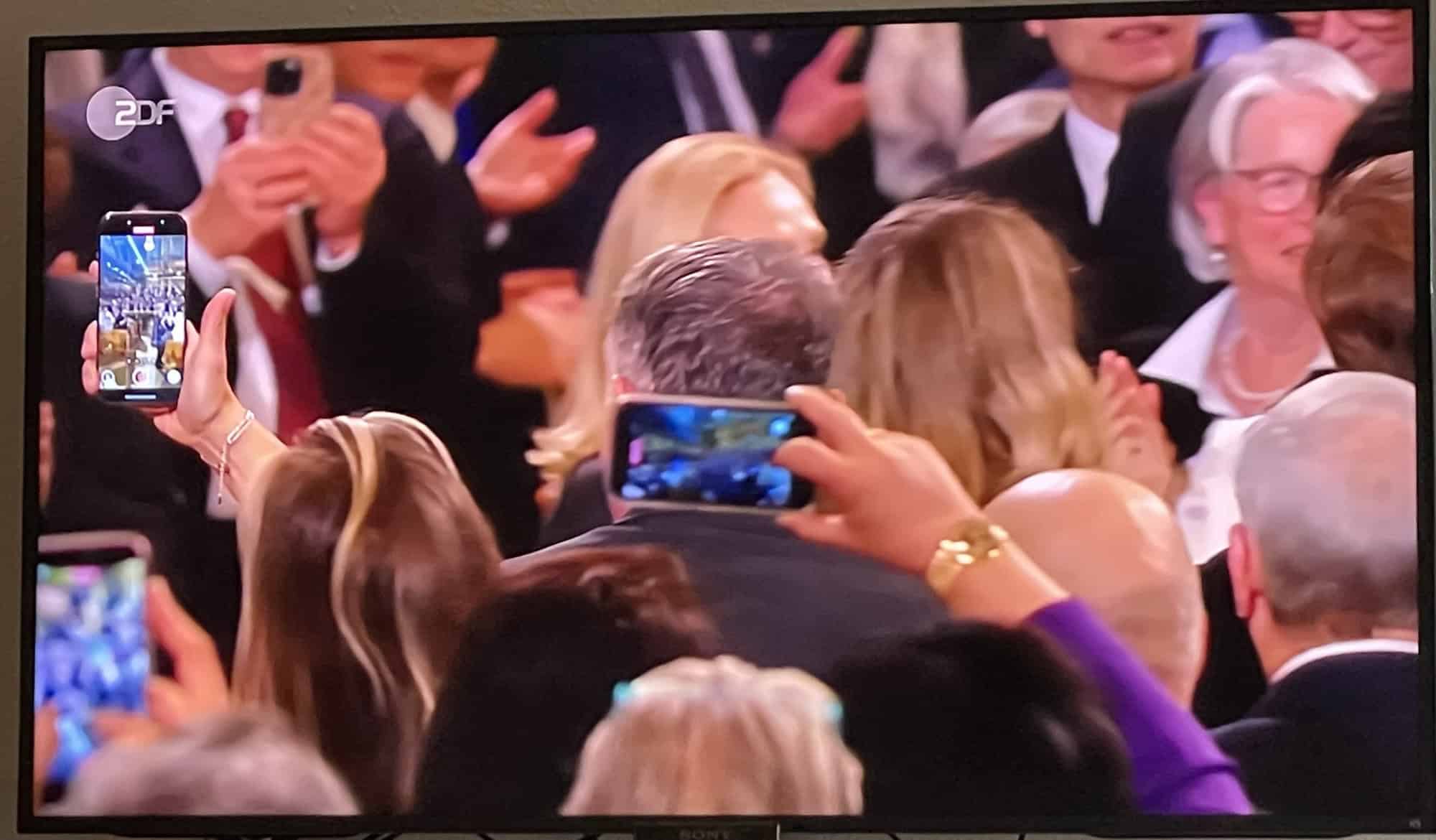 Filmende Handys der Zuschauer.