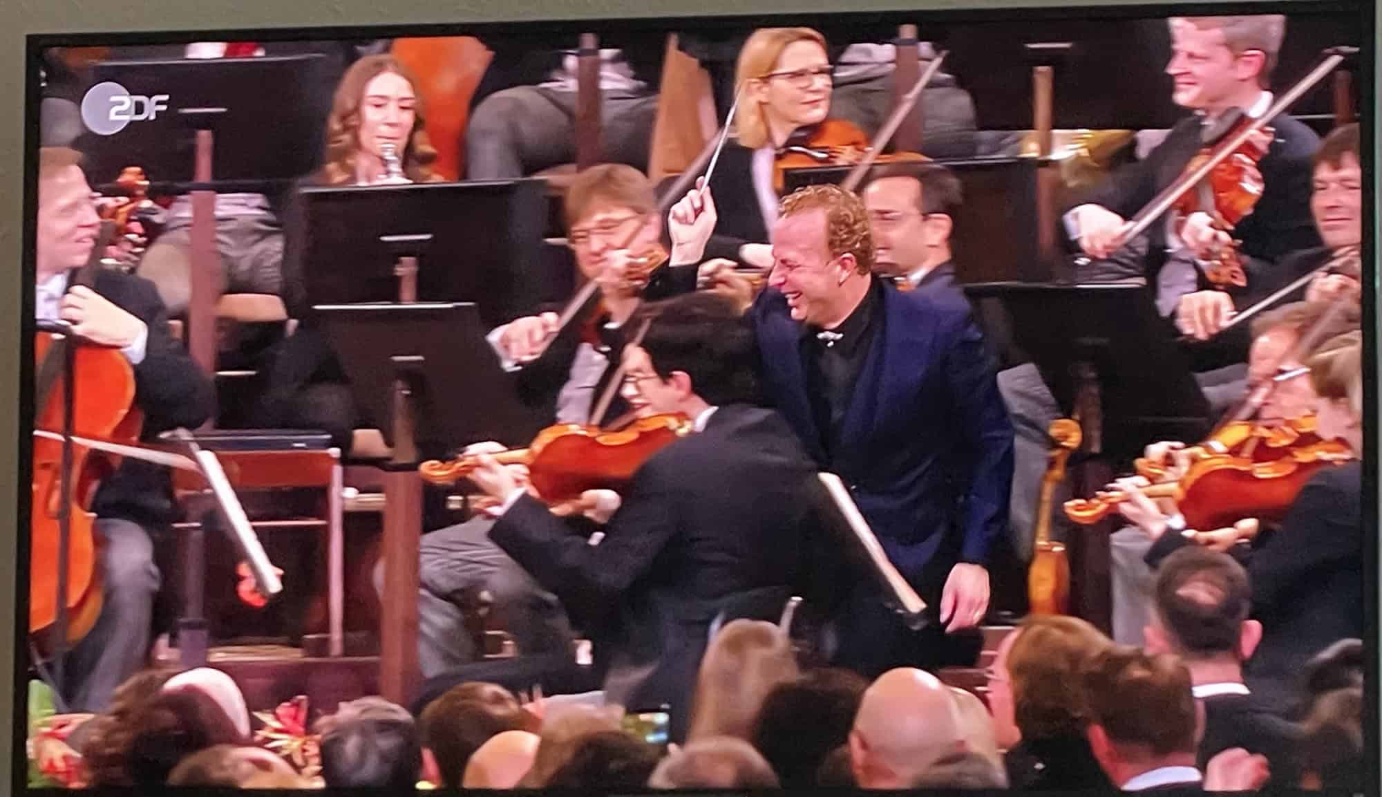 Yannick Nézet-Séguin vom Orchesterbereich ggibt alles.