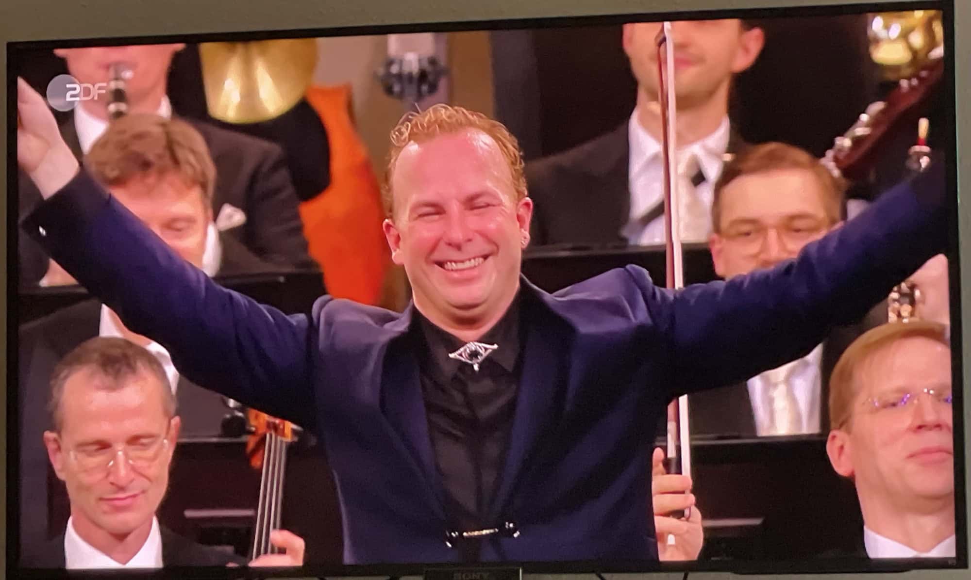 Yannick Nézet-Séguin streckt die Hände freudig hoch.