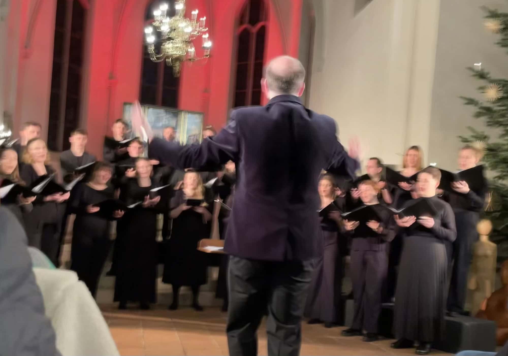 Dirigent mit Chor im Einsatz.