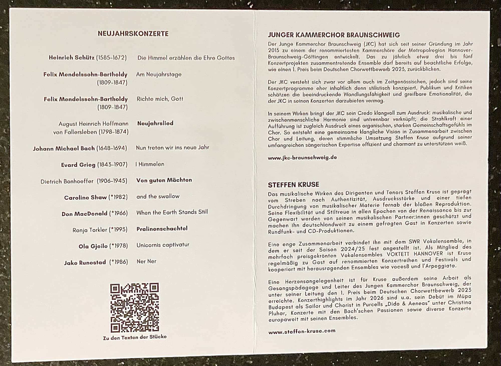 Innenteil des Programmhefts mit den Stücken des Konzerts und Infos zum Chor und Dirigenten.