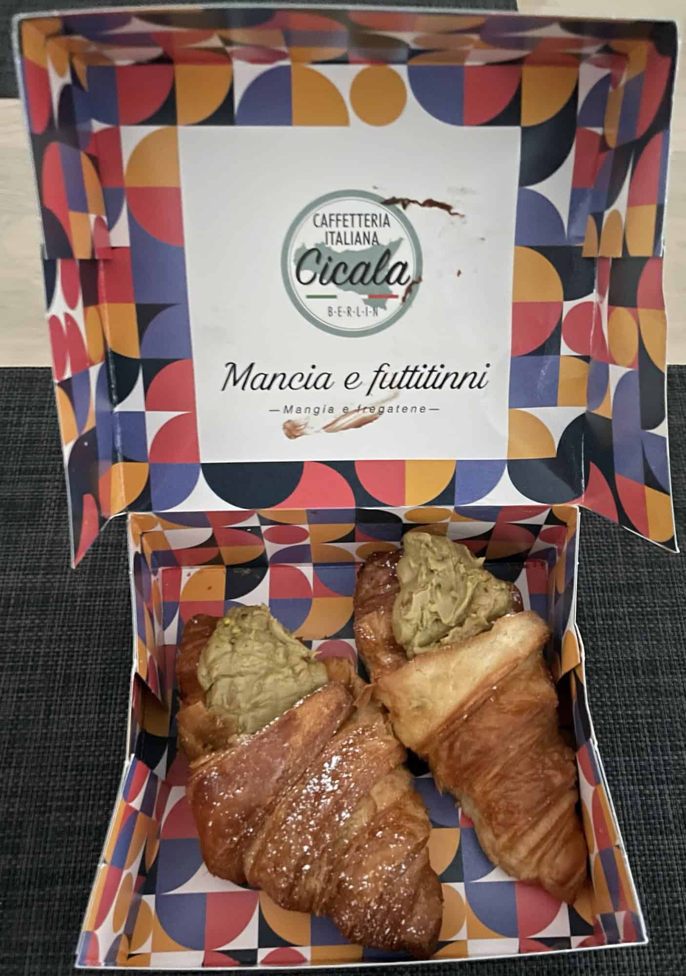 Die geöffnete Box mit den beiden Cornetti und dem Cafe-Logo im Innendeckel.