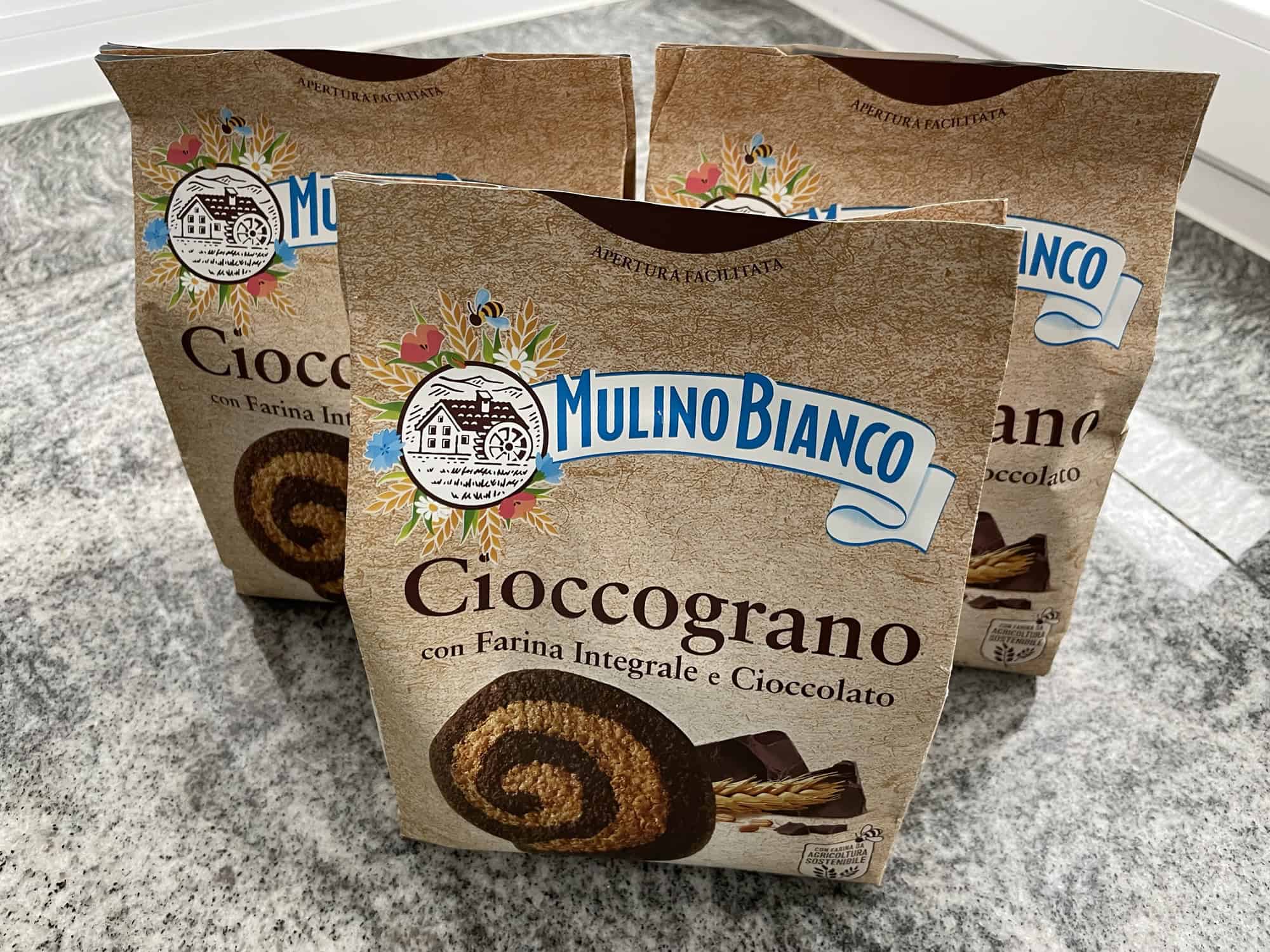 3 Pakete italienische Kekse auf der weiß-grau melierten Granitküchenarbeitsplatte