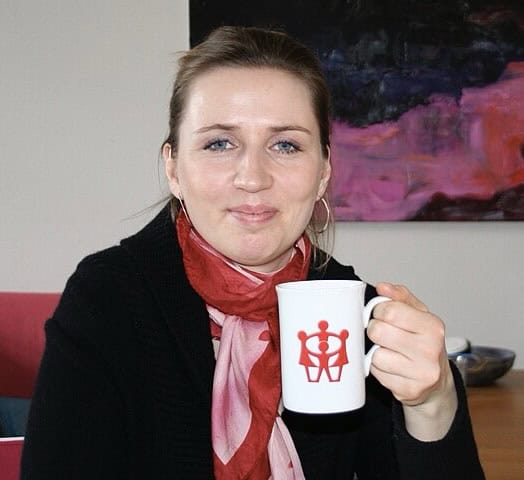 Dänische Mette Frederiksen kaffeetrinkend.