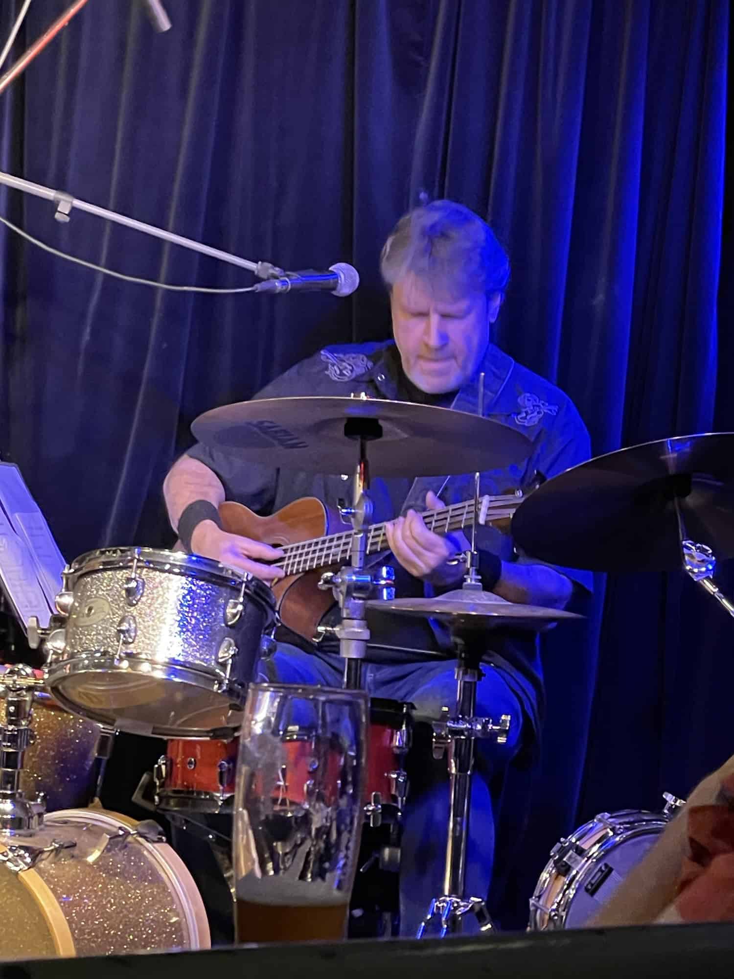 Der Schlagzeuger Christian Prescher (Drums, Gesang, Akustikbass) mit Minibass.