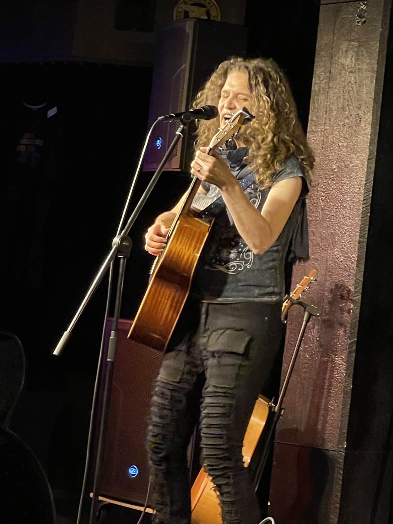 Im vollem Einsatz: Meike Koesters mit Gitarre auf der Bühne.