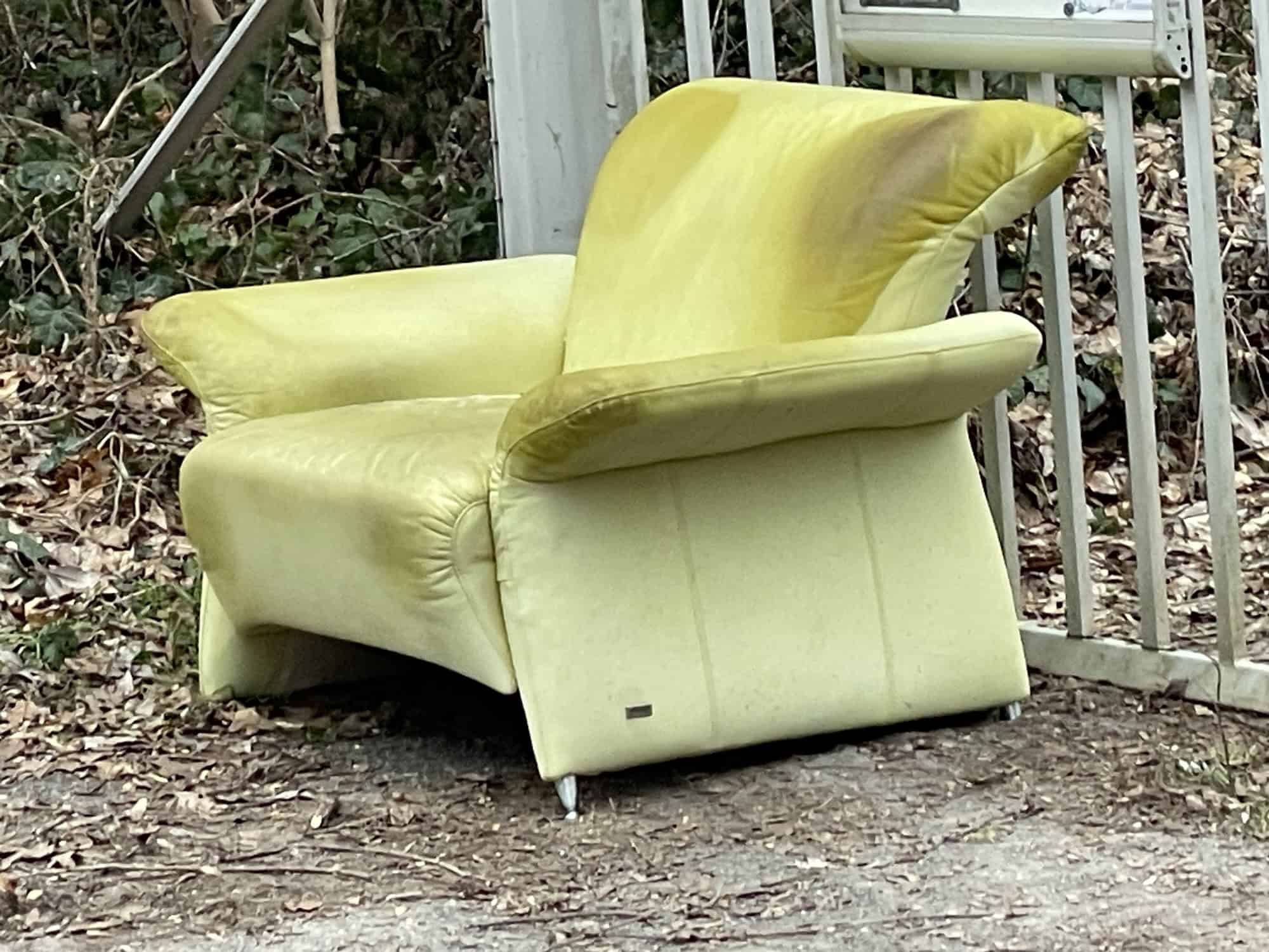 Hellgrüner Sesel draußen vor Gartensnlsgeneingang in Schrägsicht.