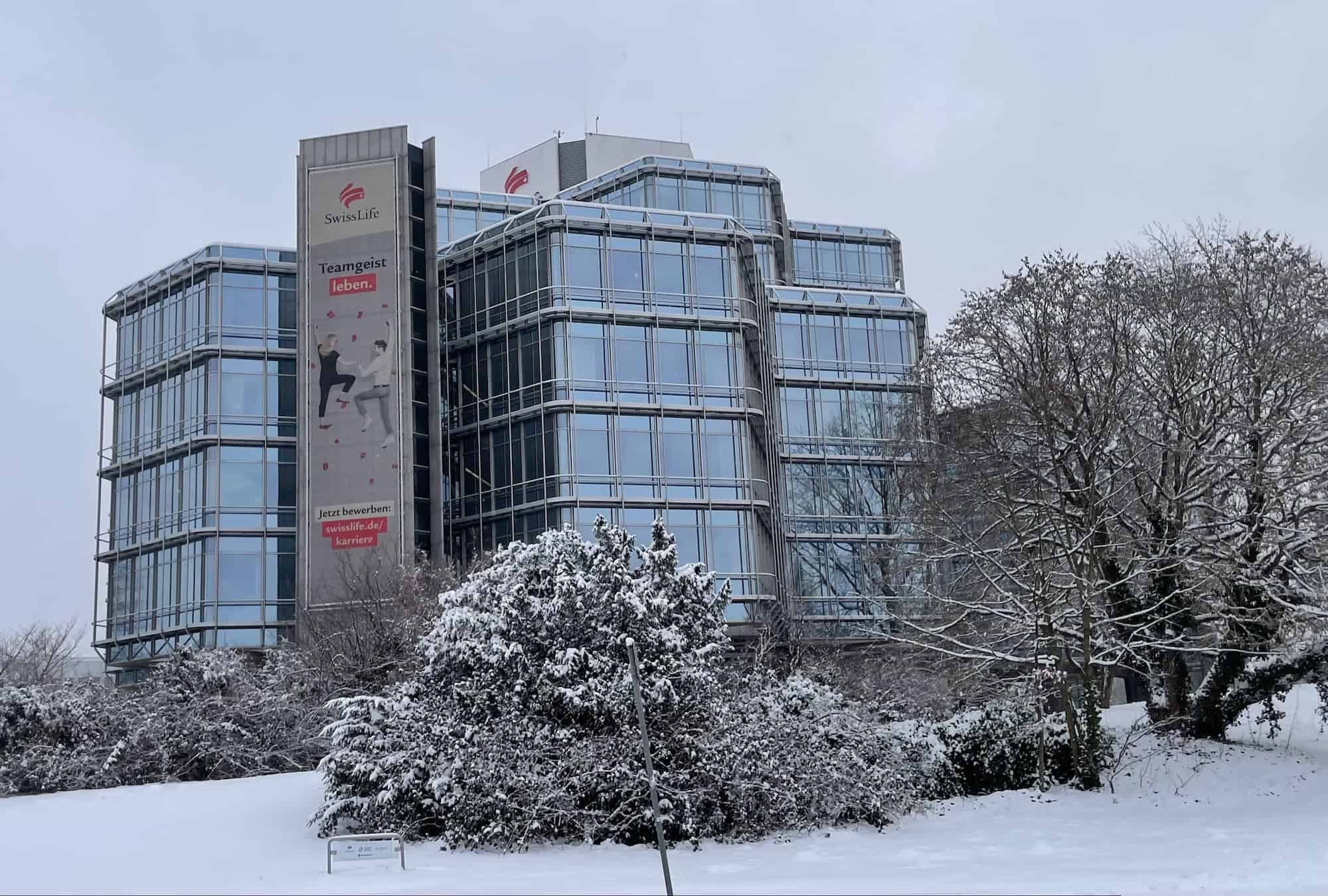 Swiss Life Gebäude im Schnee in Hannover.