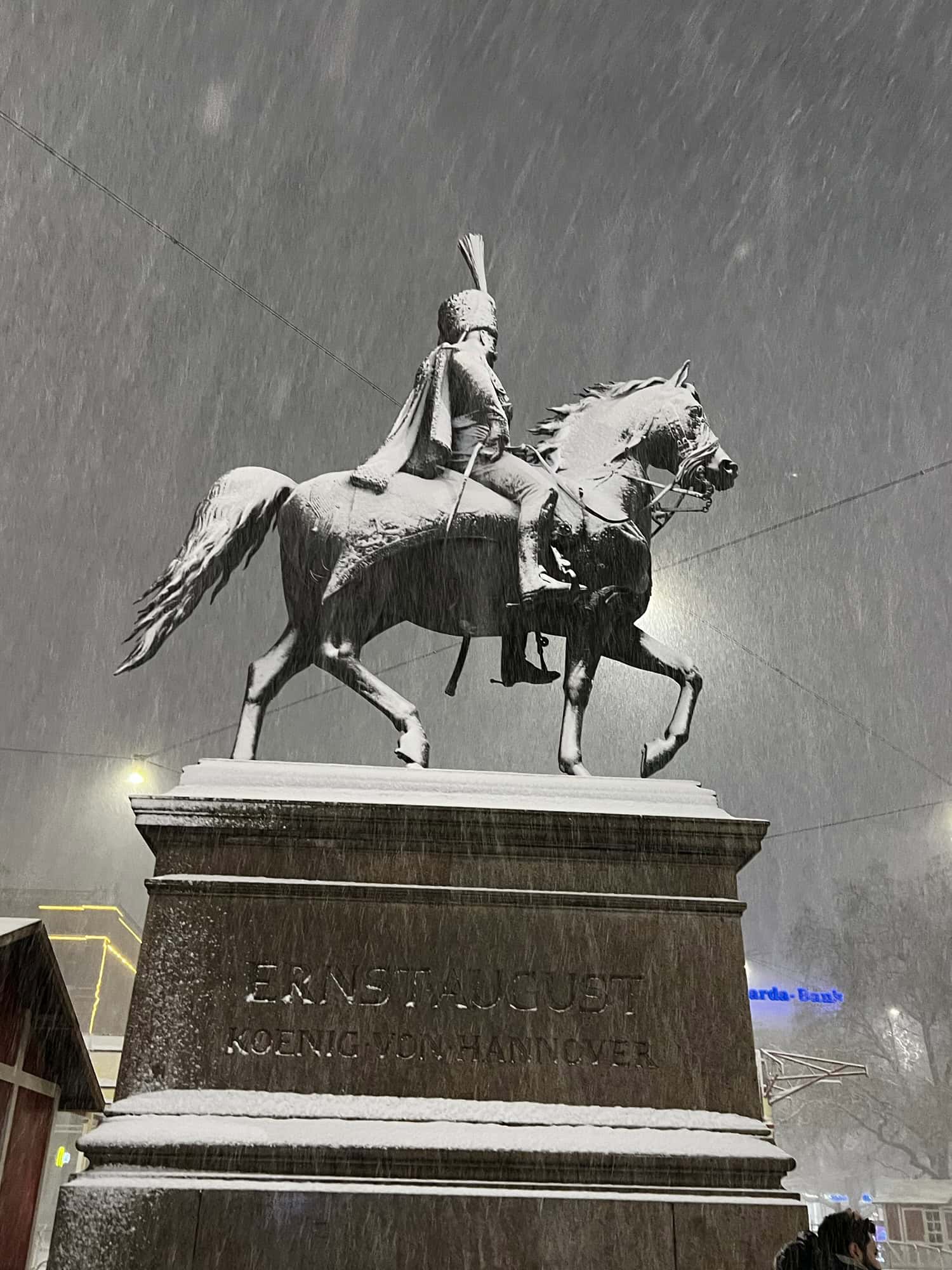 Reiterstandbild auf Sockel von Erndt August von Hannover im Schneefall.