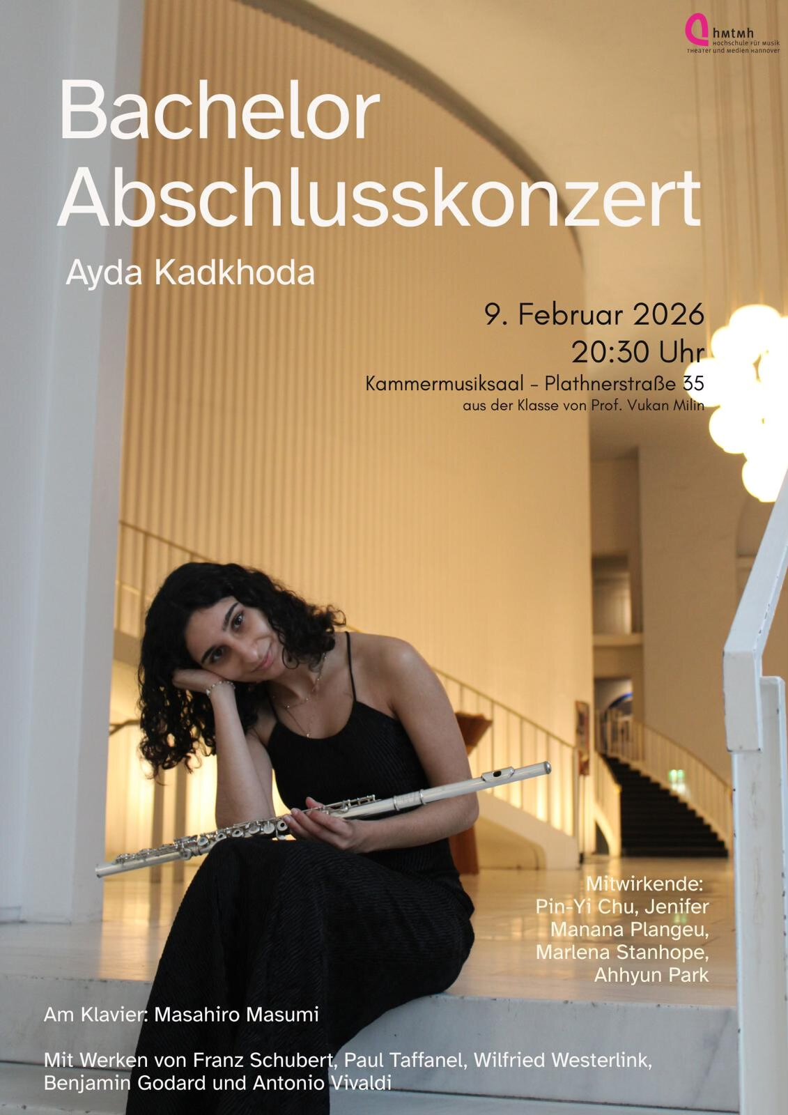 Konzertplakat von Ada Kadkhoda, sie sitz im schwarzen Kleid mit Flöte, im Hintergrund ein gelblich erleuchtete Flur eines Konzerthauses.