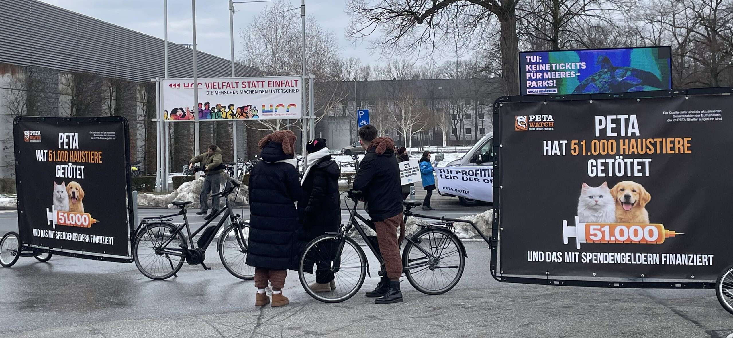 Draußen kurze Fahrraddemo gegen Peta wegen getöteter Hunde.