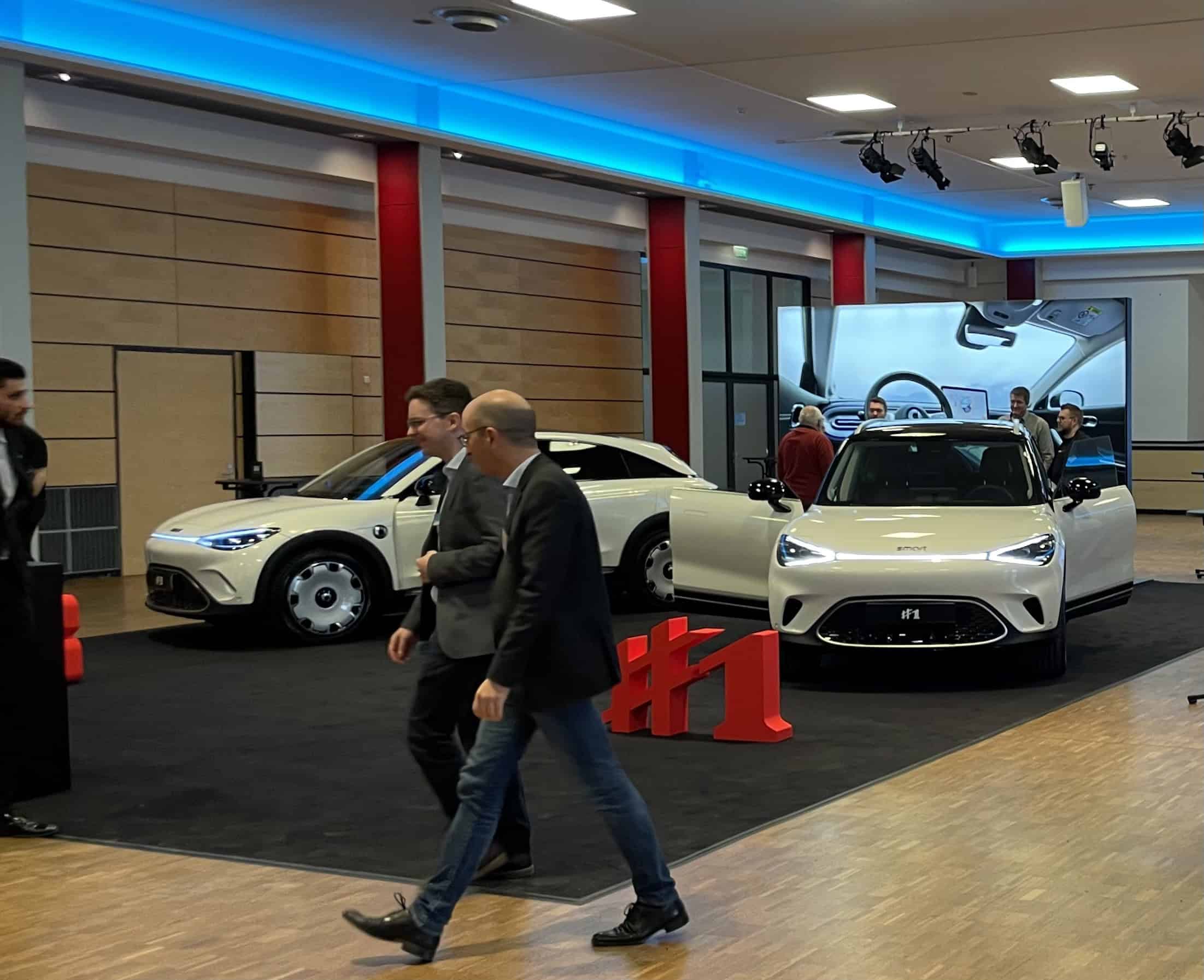 Zwei E-Smarts zum Anfassen aus der Verbindung von Smart als TUI-Mietwagenpartner.