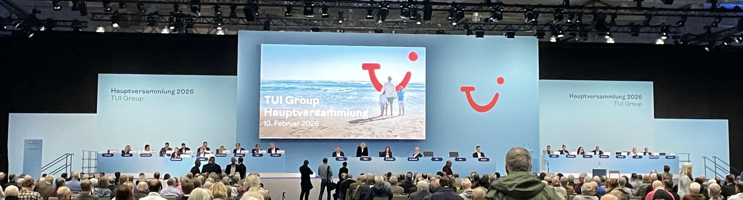 Die TUI Hauptversammlung mit der 'Tribüne' des Vorstands und Leinwand.