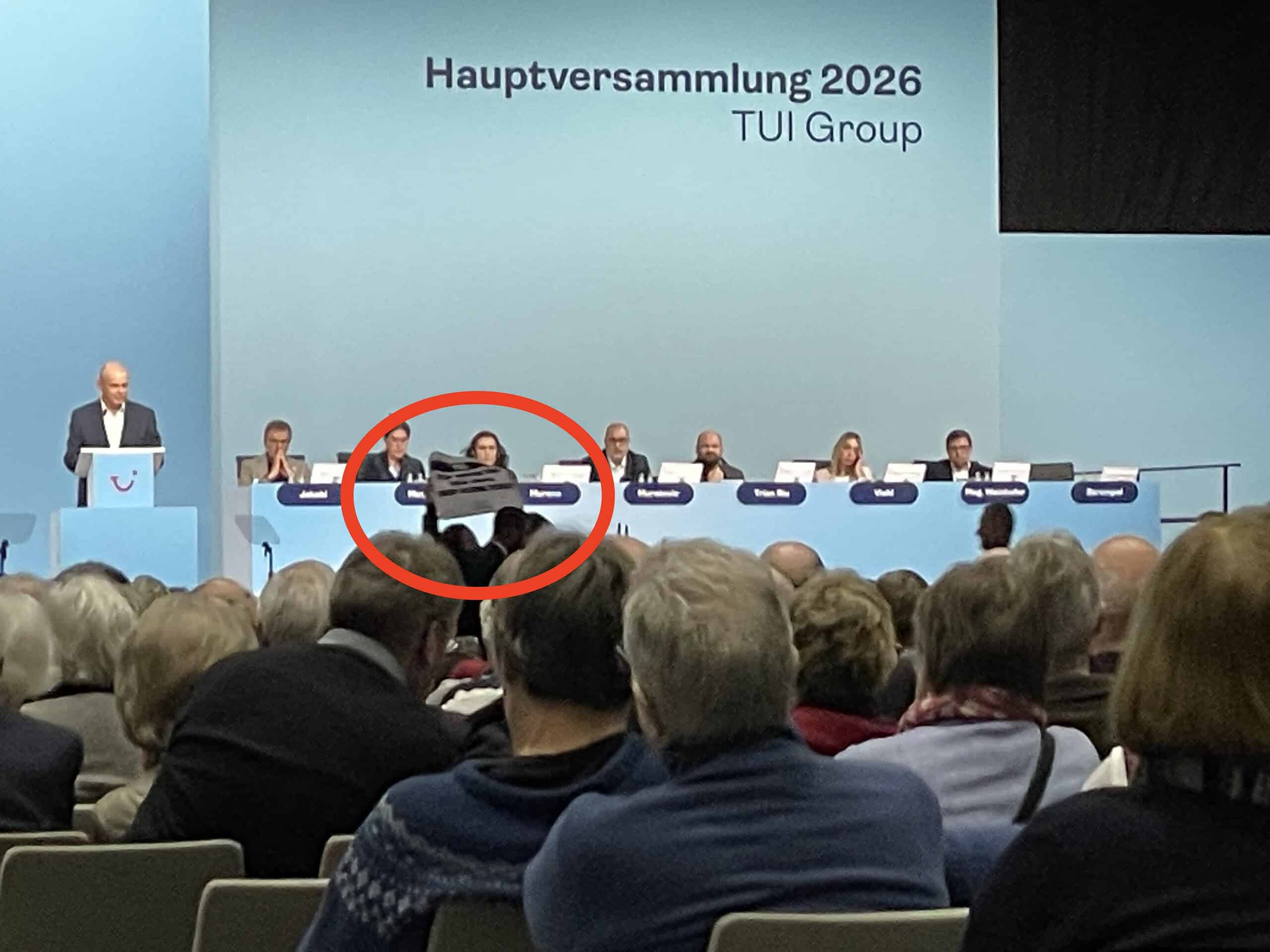 Störter vor 'Vorstandstroibüne'.