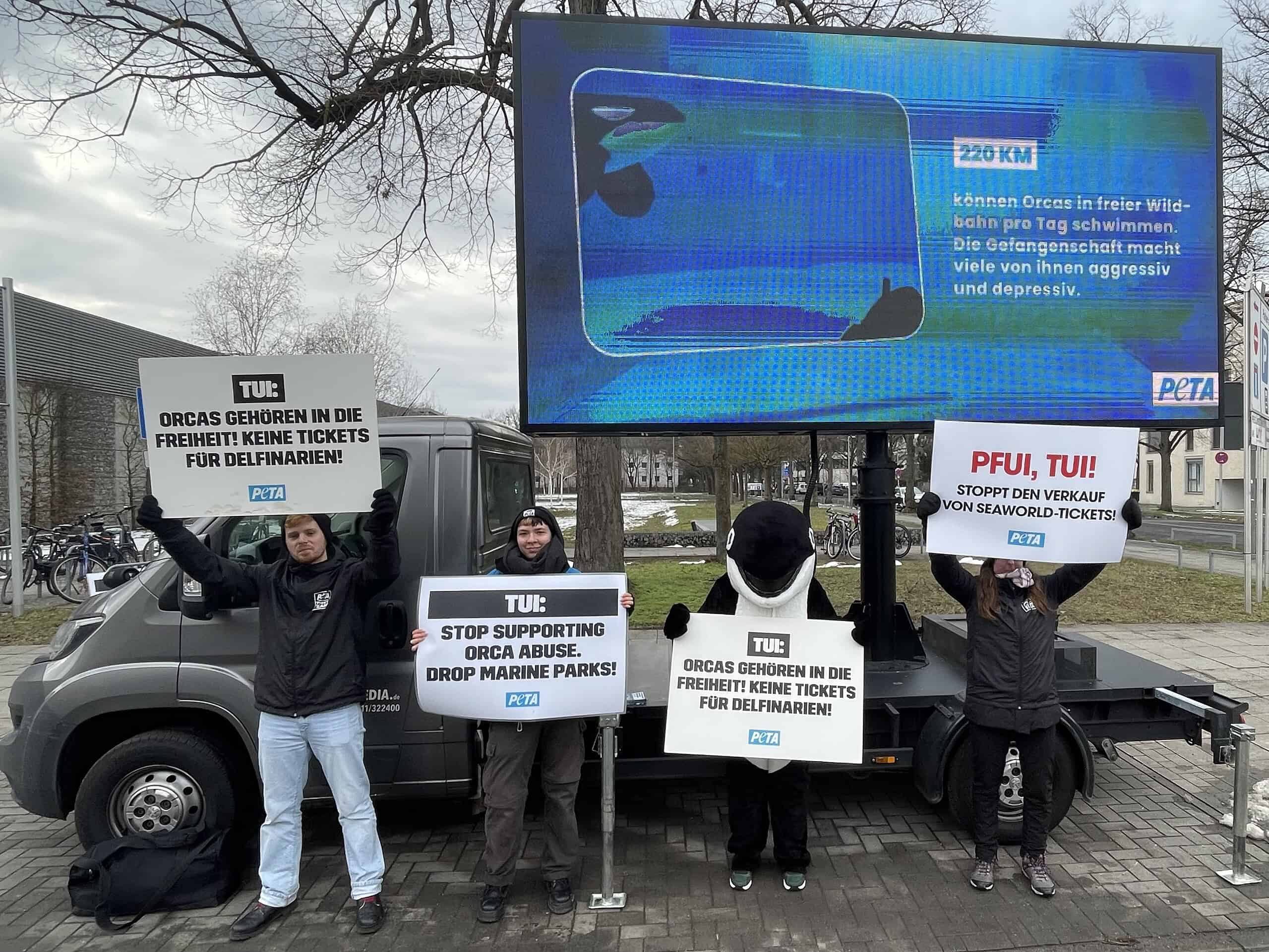 Drau0en die Protestierenden von Peta und NABU gegen Verkauf von Orca-Shows durch TUI.