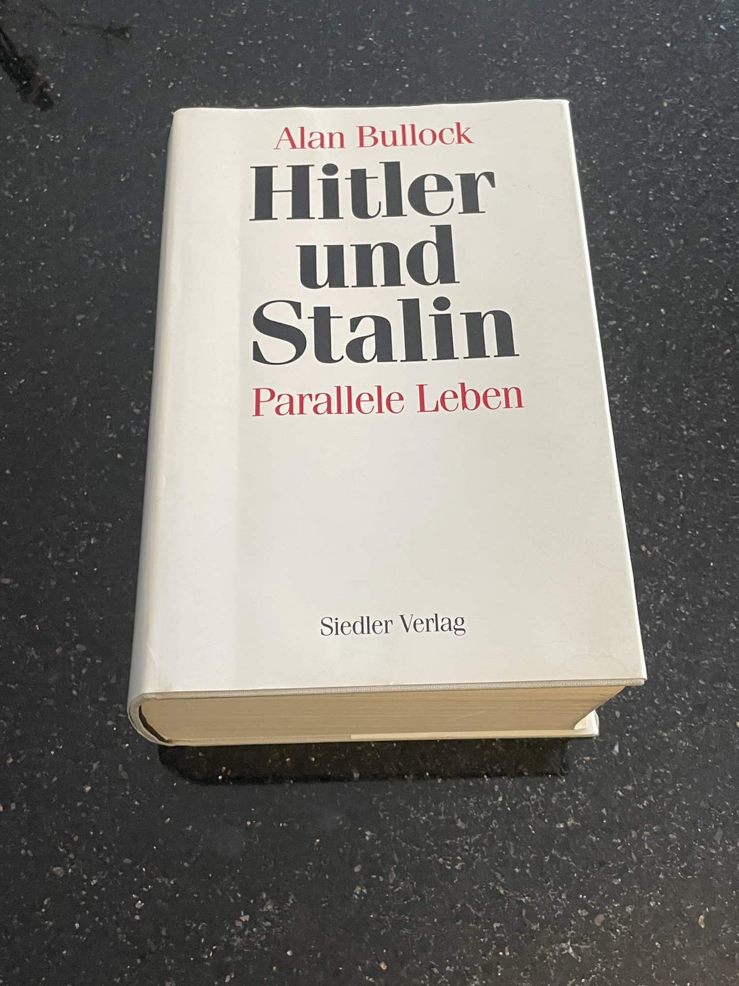 Buch 'Hitler und Stalin' von Alan Bullock auf Couchtisch.