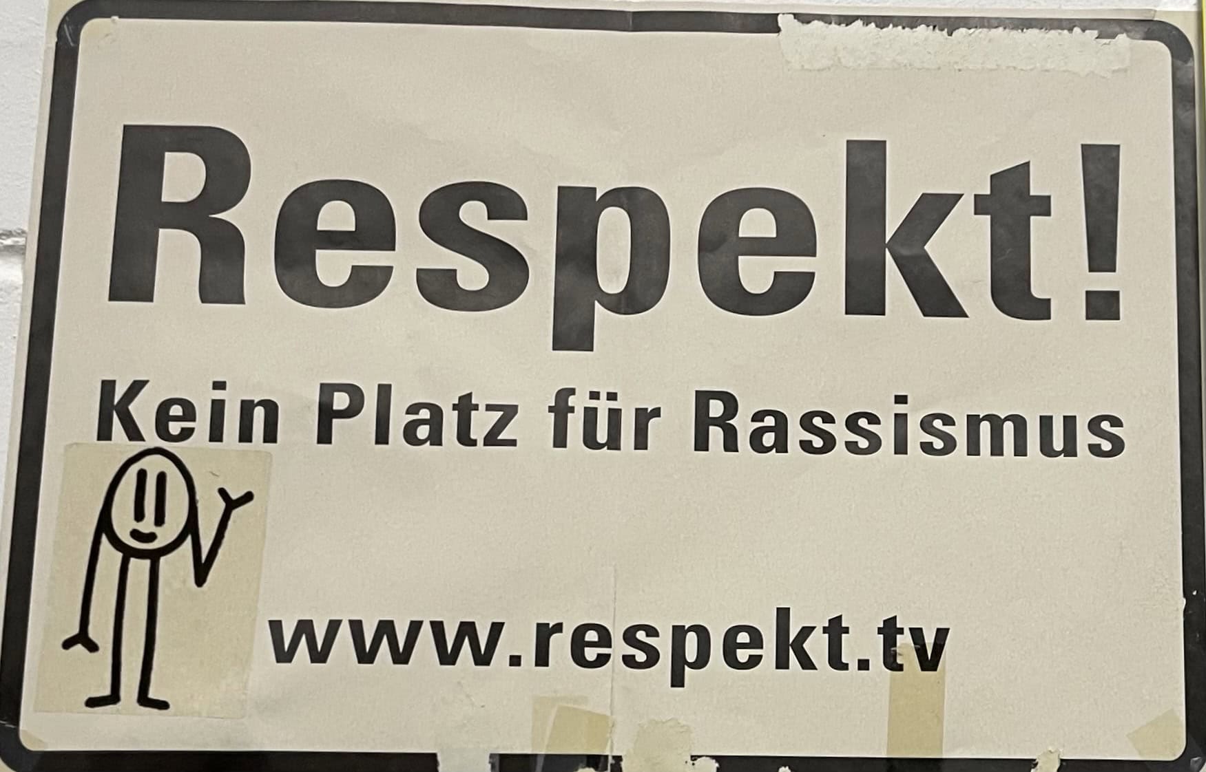 Schild: Respekt! Kein Platz für Rassismus www.respekt.tv
