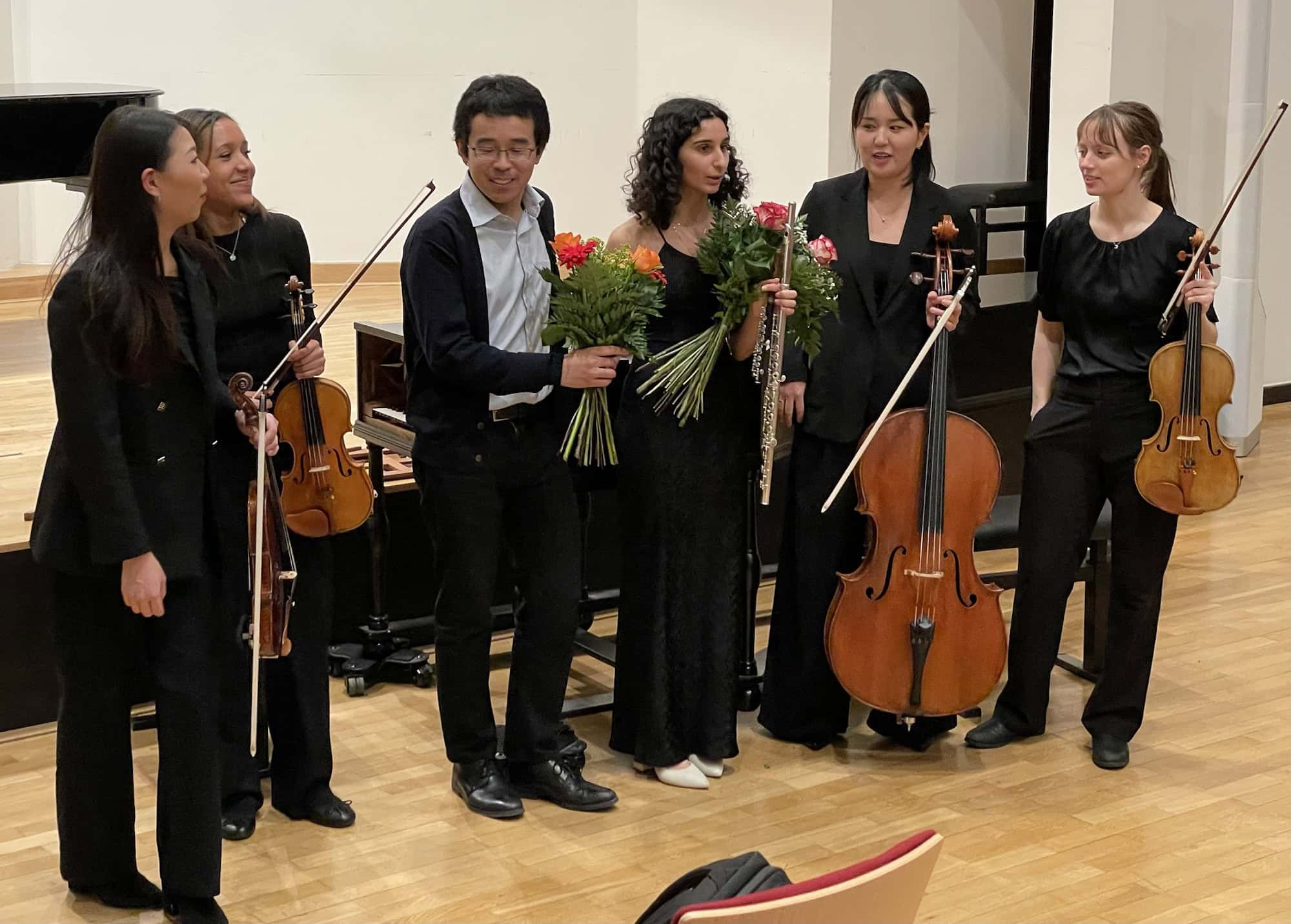 Das Kammerorchester des Vivaldi-Stücks steht beim Applaus zusammen.