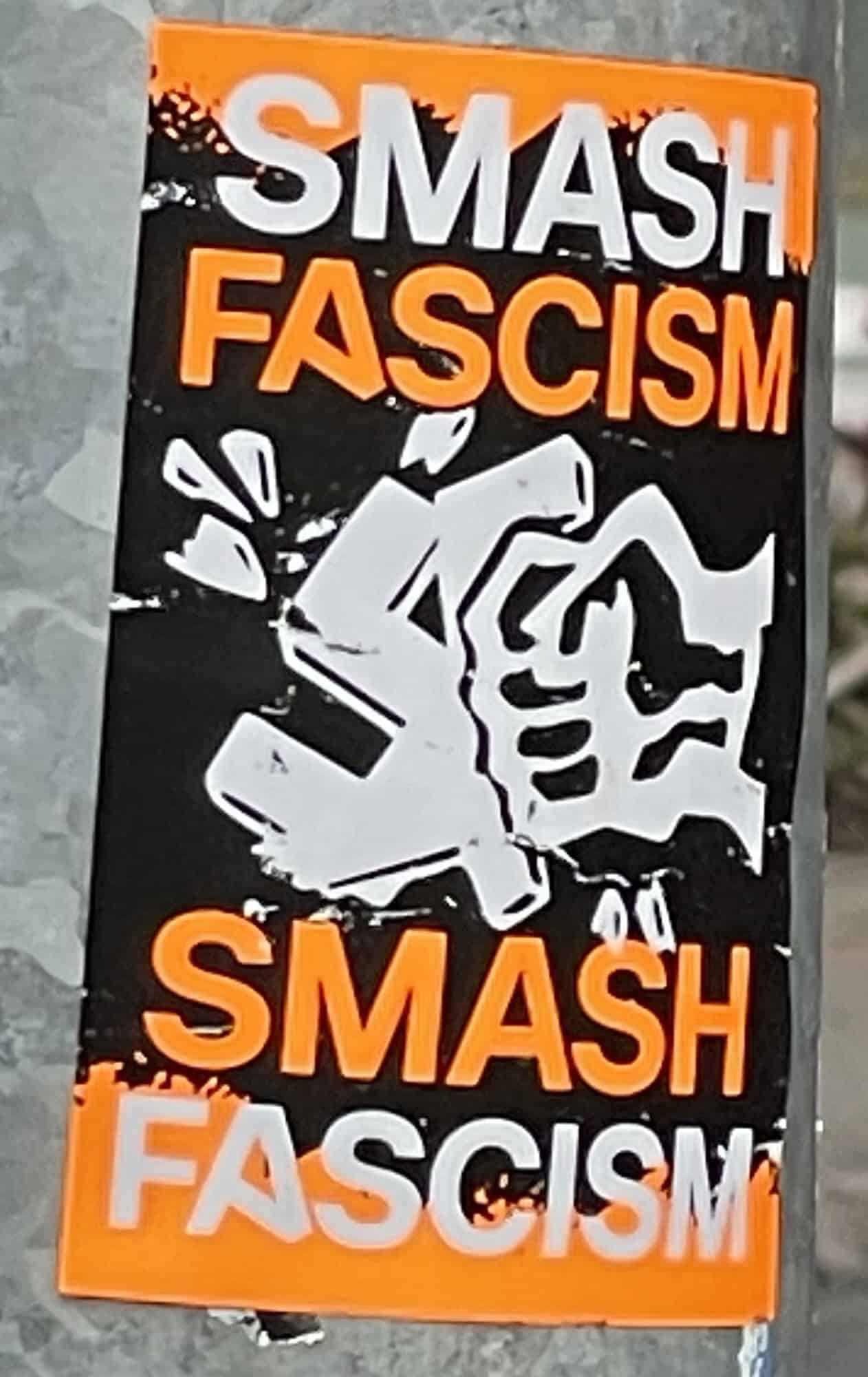 Orange gelber Aufkleber: SMASH FASCISM