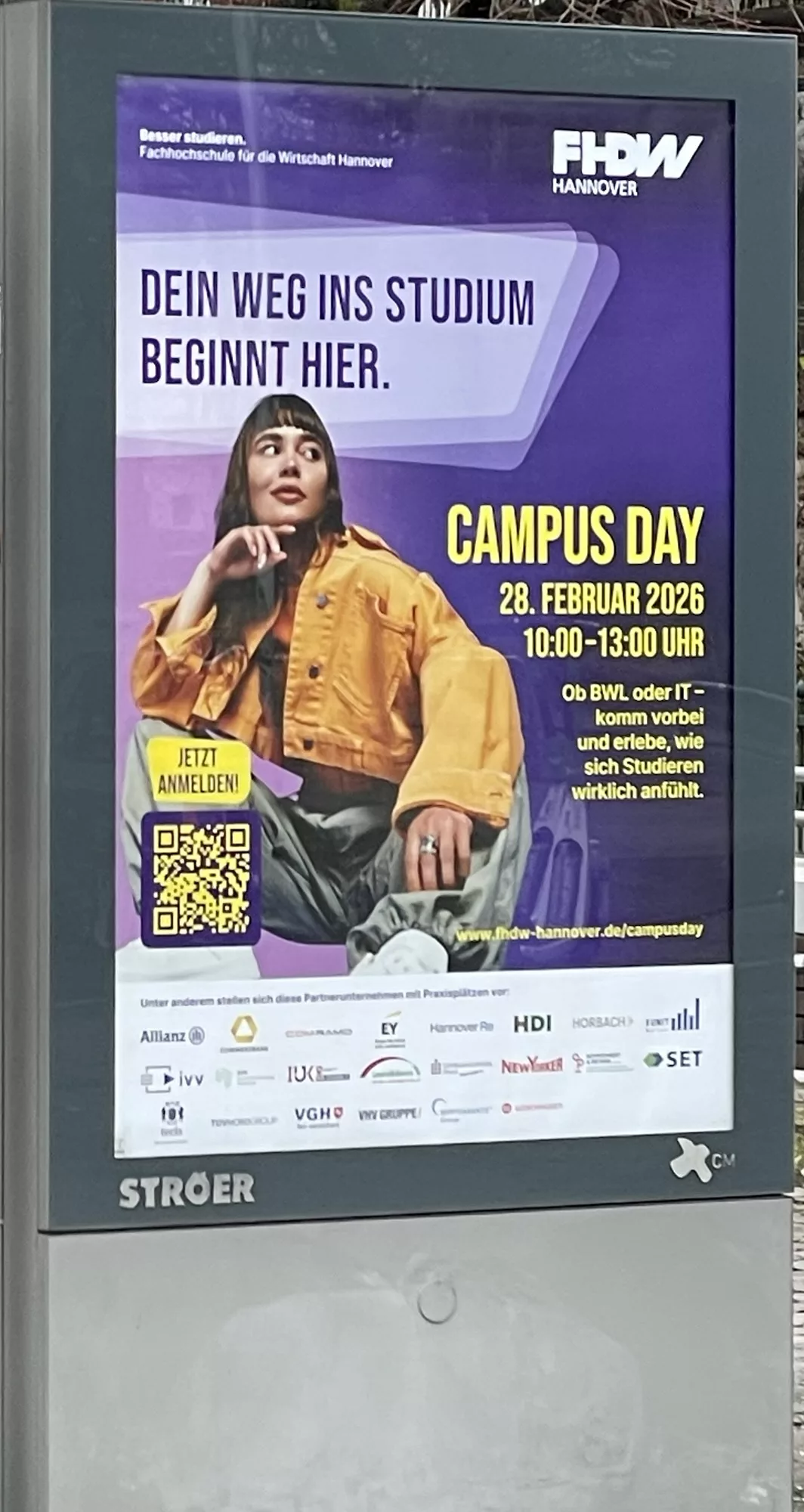 Außenwerbung mit FHDW Hannover Werbung für Campus Day.