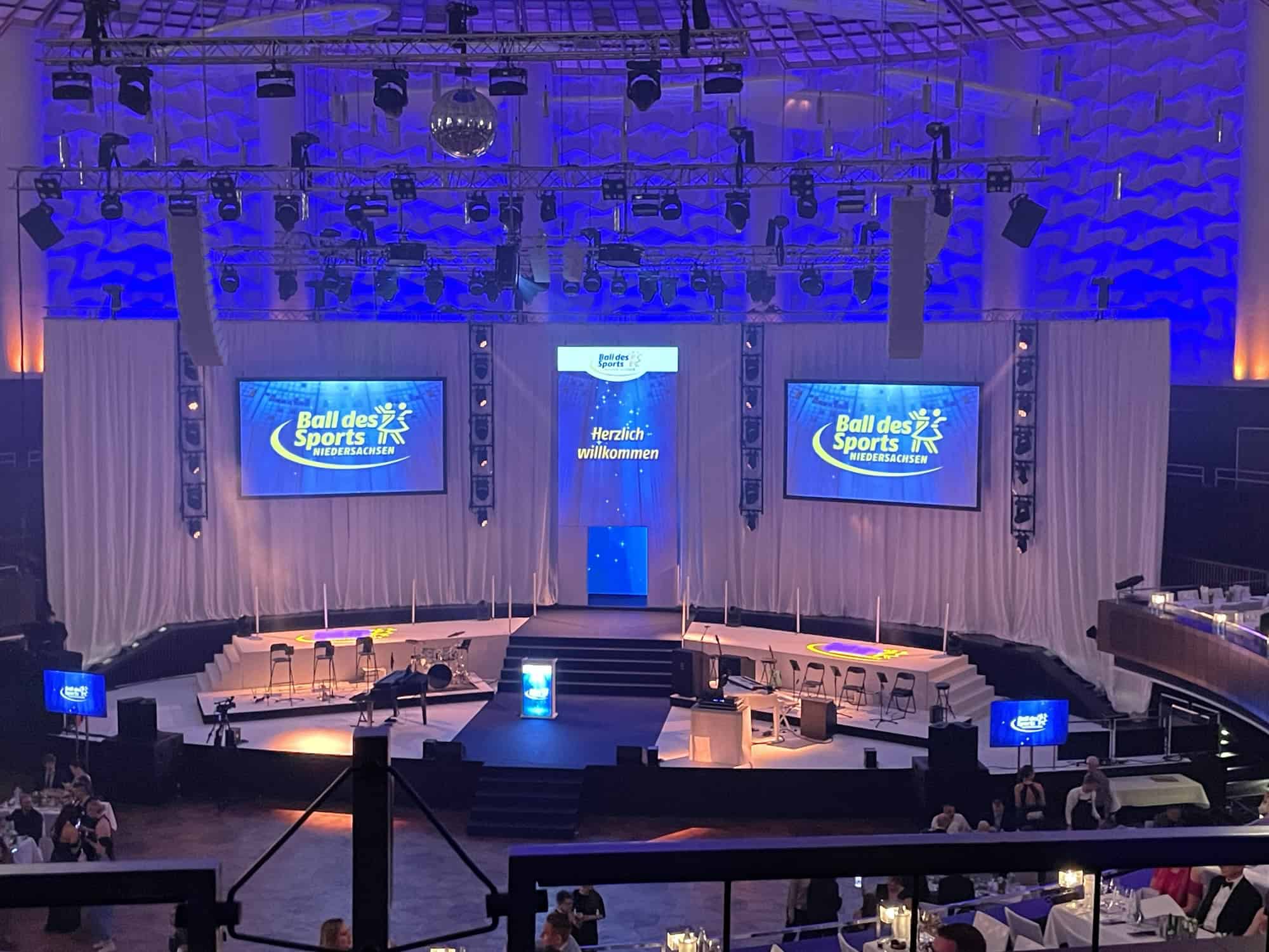 Kuppelsaal mit Bühne, großen Leinwänden und noch leer ohne Orchester und Moderatoren.