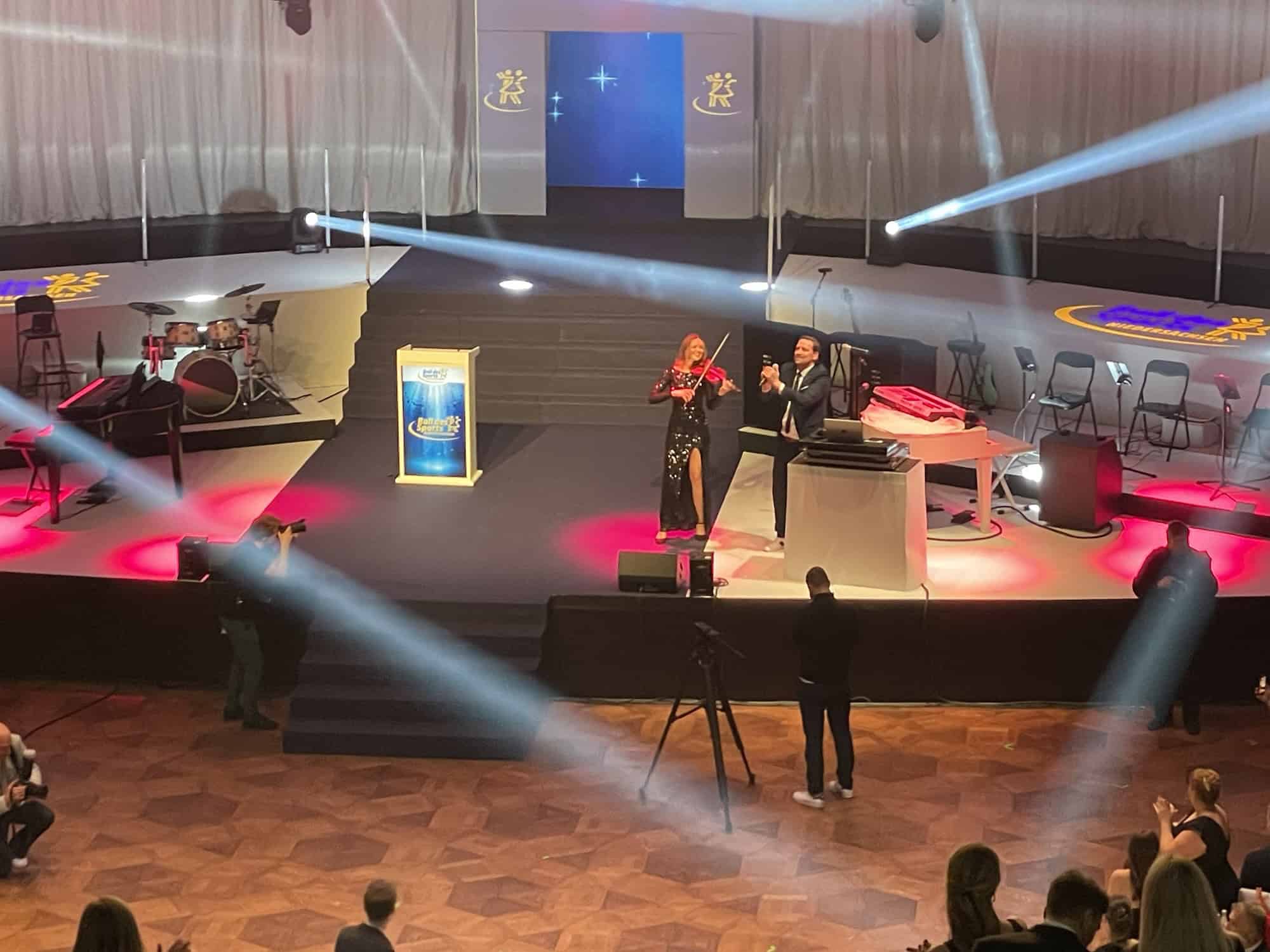 Im Scheinwerferlicht eine Geigerin und der DJ auf der Bühnr des Kuppelsaals.