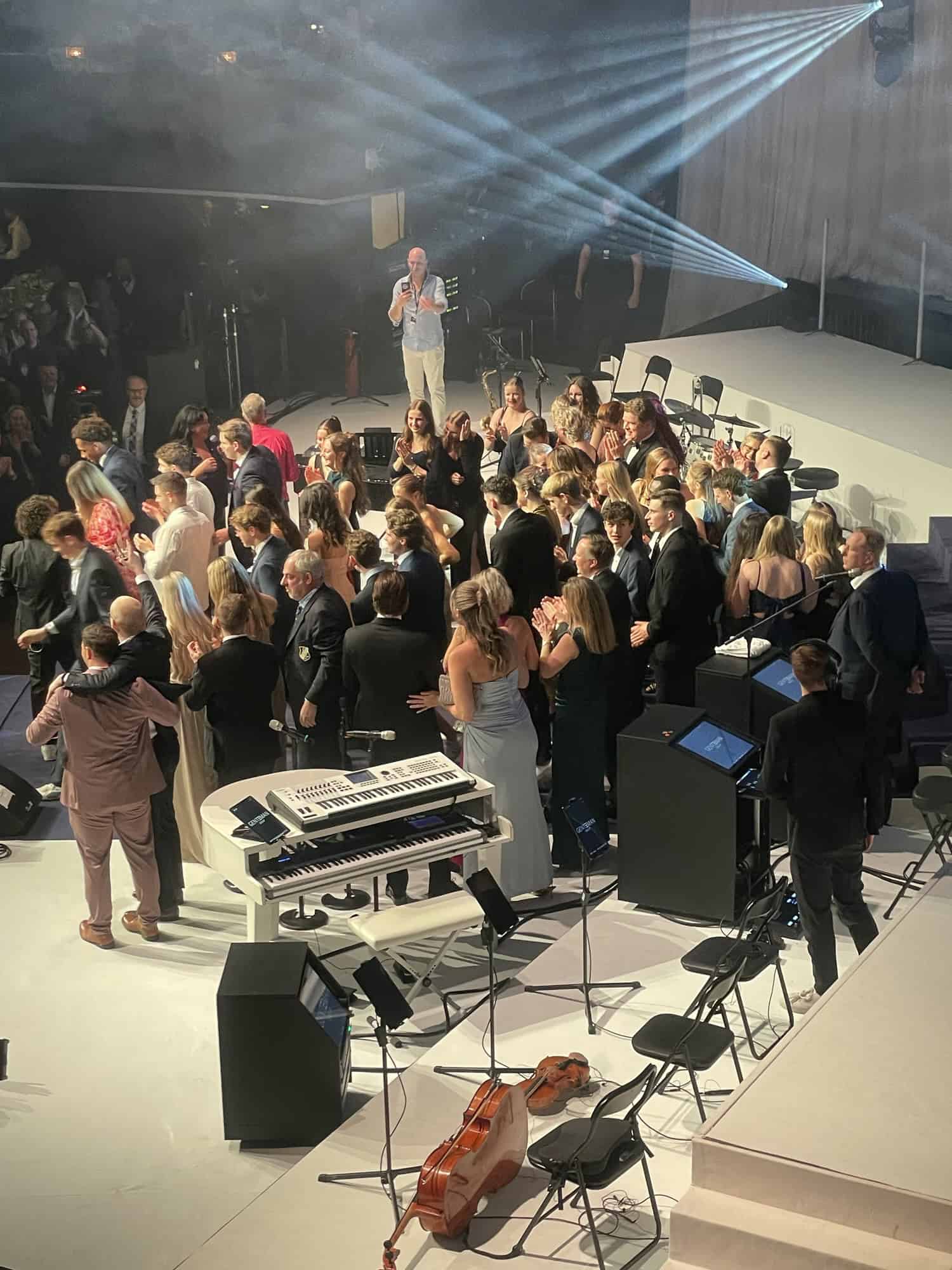 Viele Nallbesucher auf der Bühne beim Hernes Houseband Act.