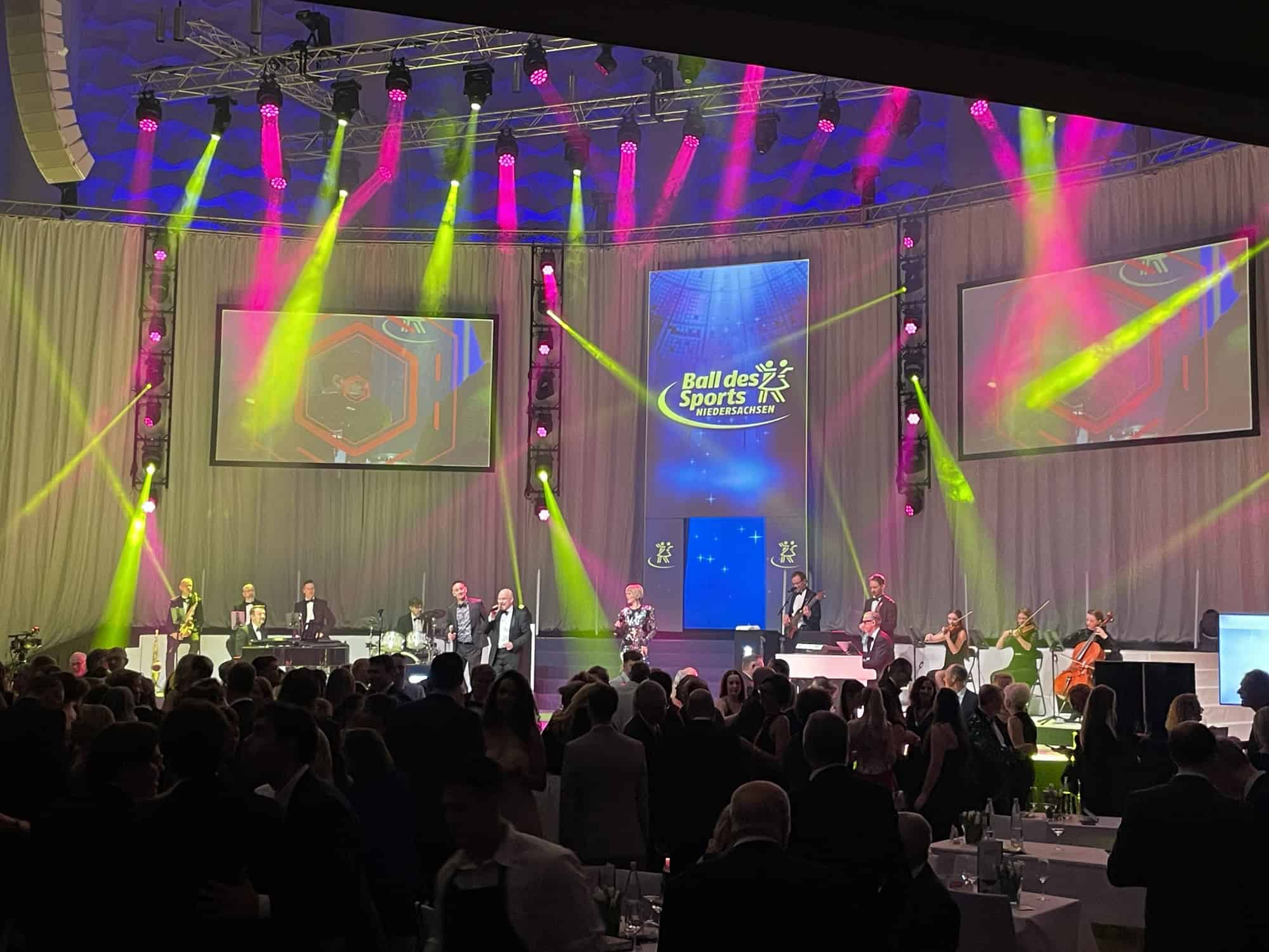 Der Ballsaal und im Hintergrund das Orchester mit Sänger.