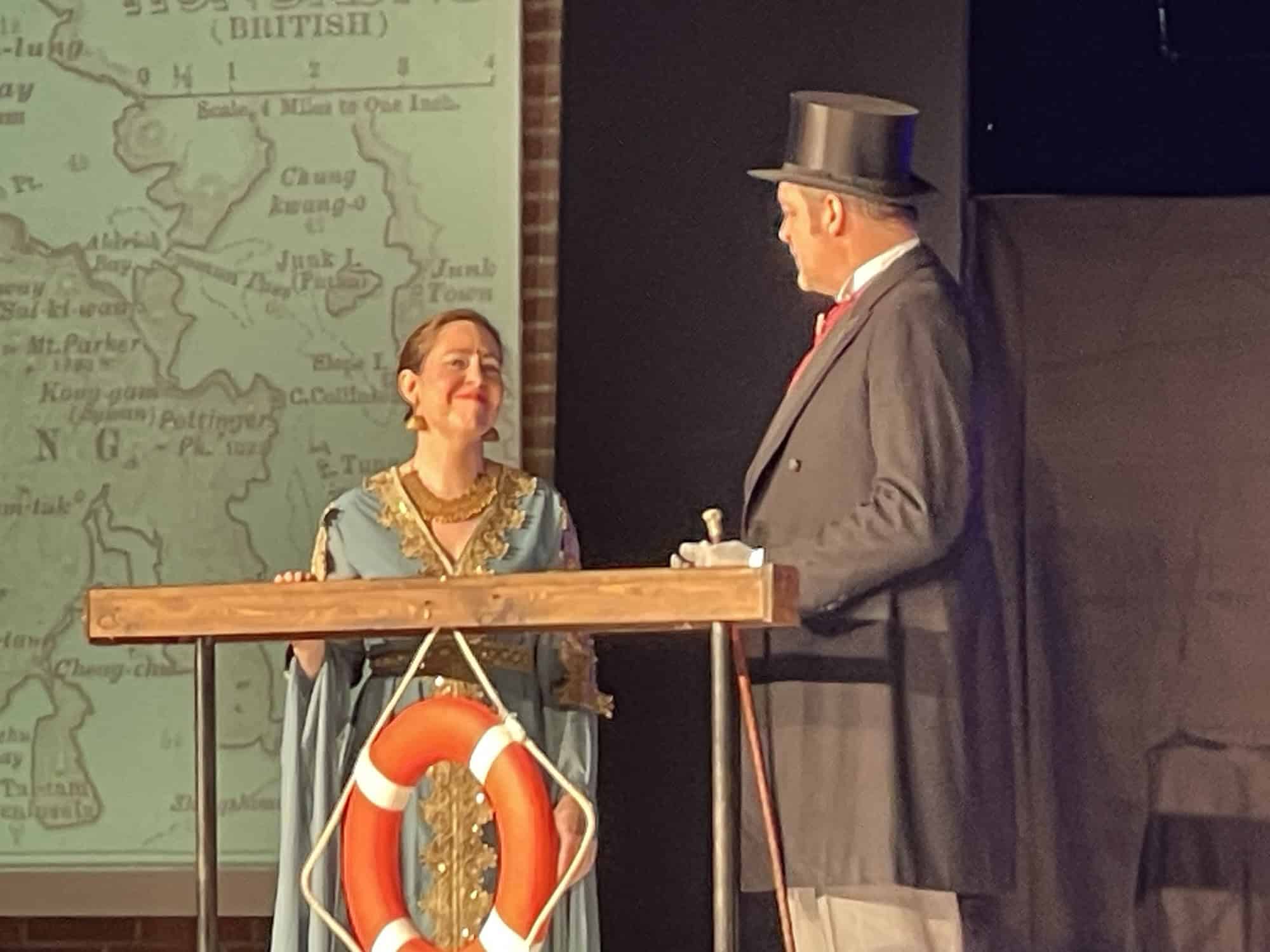 Mr. Fogg und Prinzessin Aouda an der Reling des Schiffes mit Rettungsring.