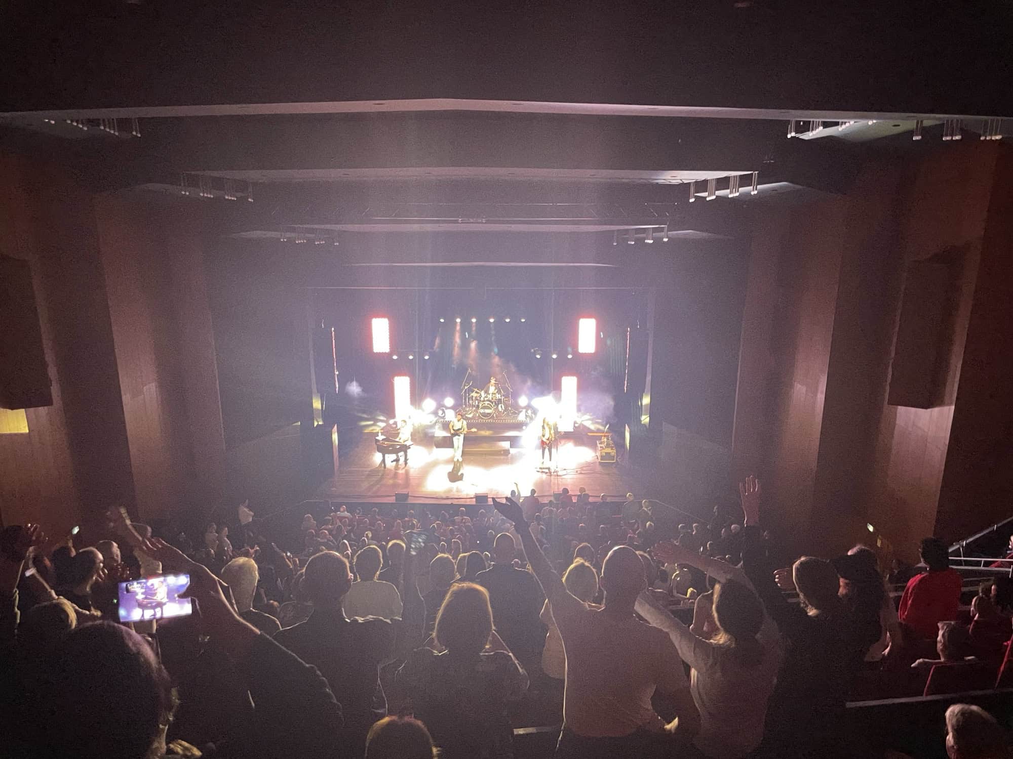 Die Bühne mit Lichtshow von ganz oben aus dem Rang und letzter Reihe.