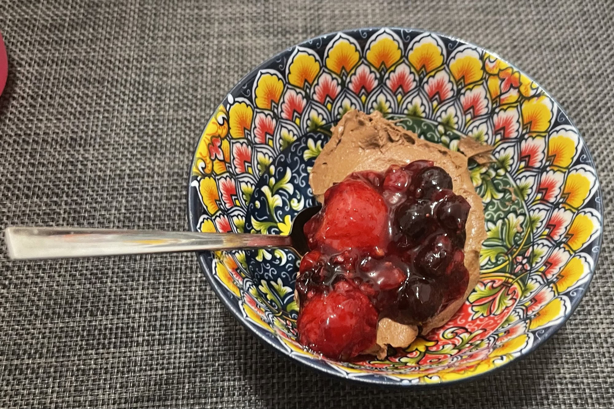Pfaubunte kleine Schüssel mit Eis und Obst.