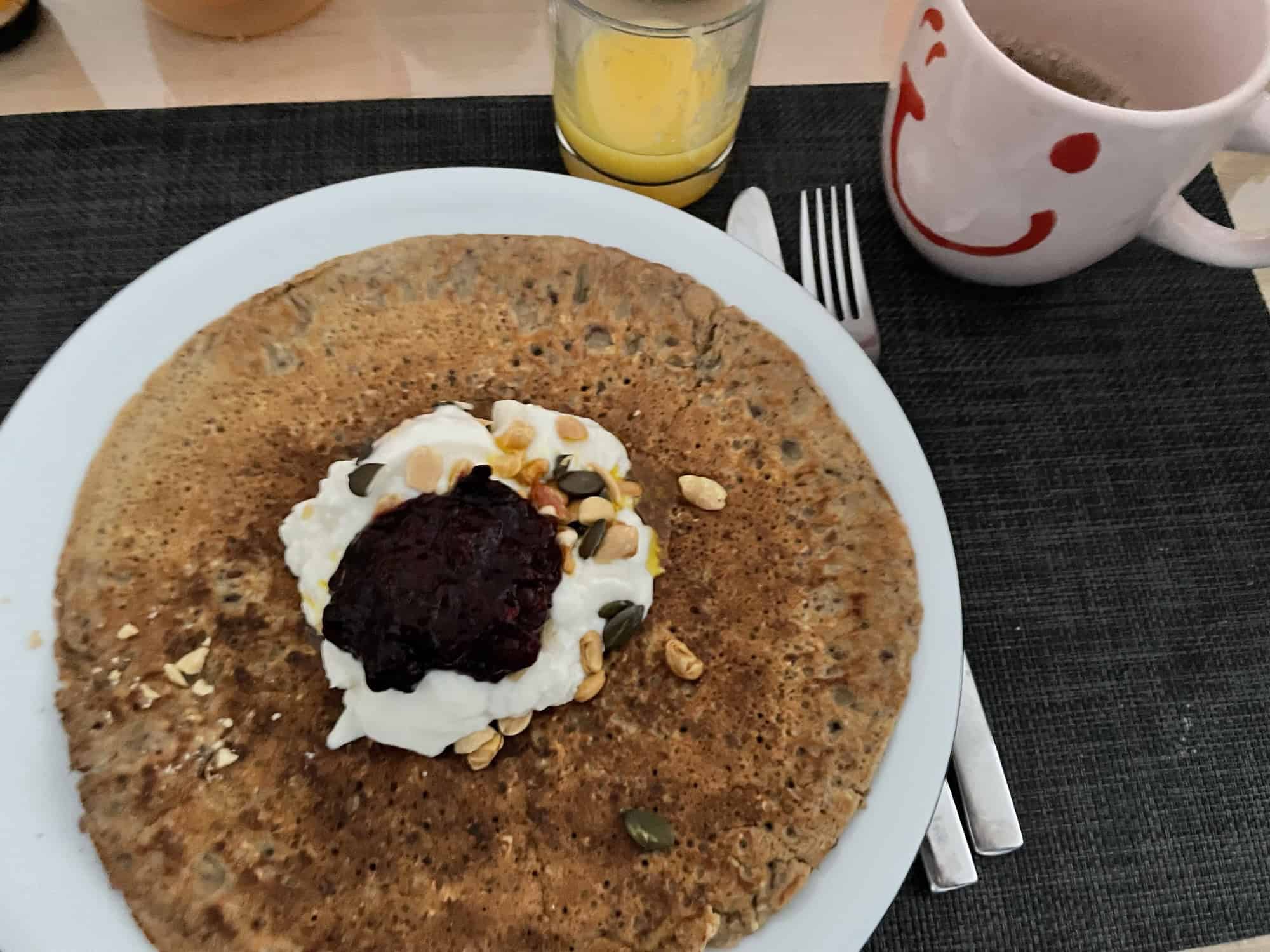 Pfannkuchen mit Yoghur, Nüssen und Brombeerkompott.