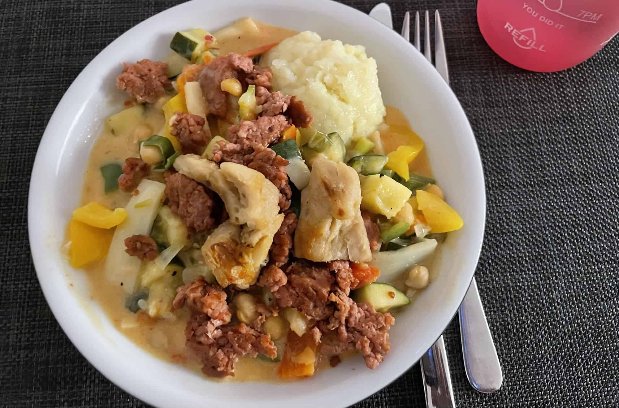 Veganes gebratenes Mett mit Gemüse und Kartoffelbrei