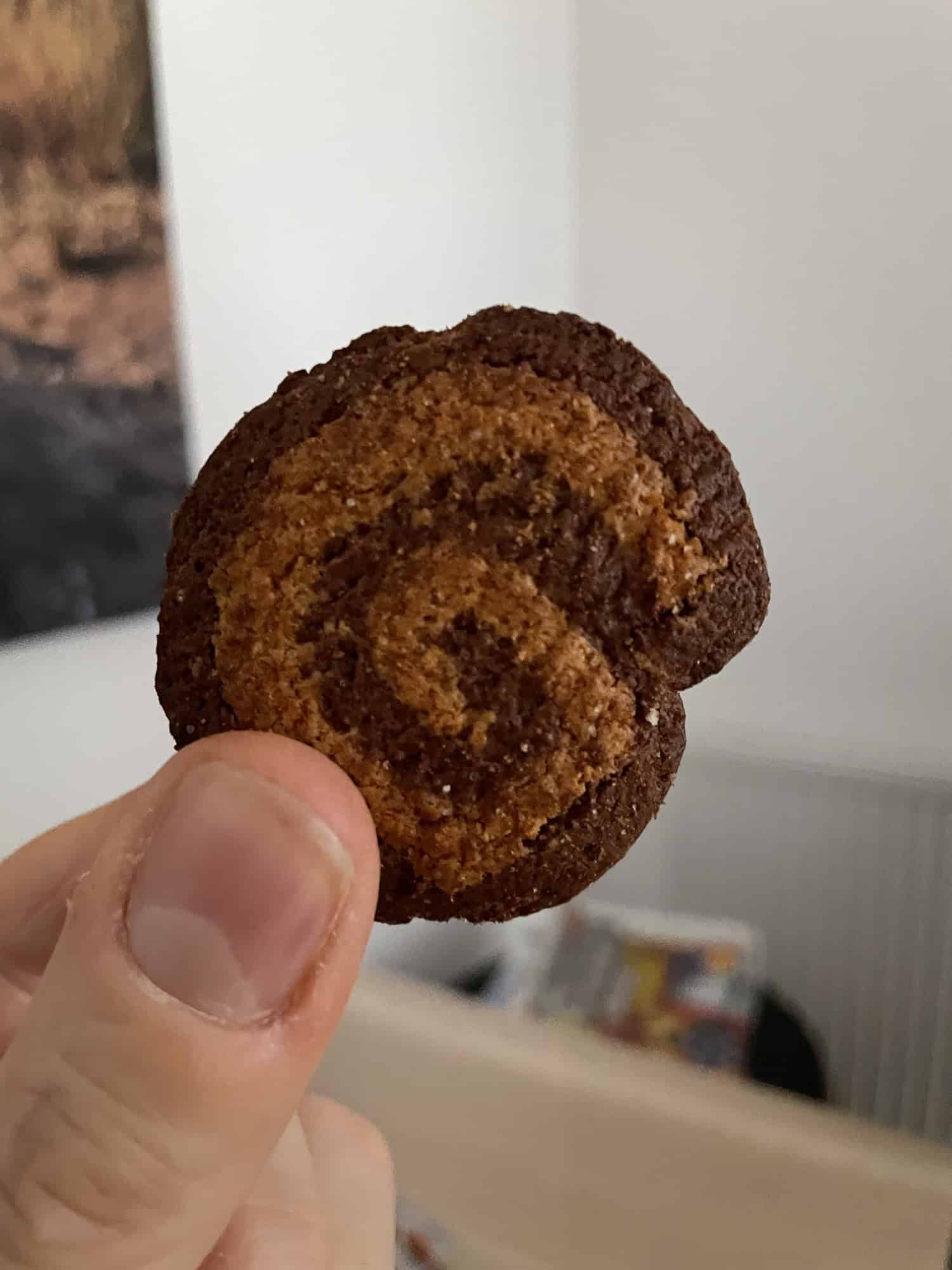 Ein braunes, schneckenförmiges italienisches Gebäckteil.