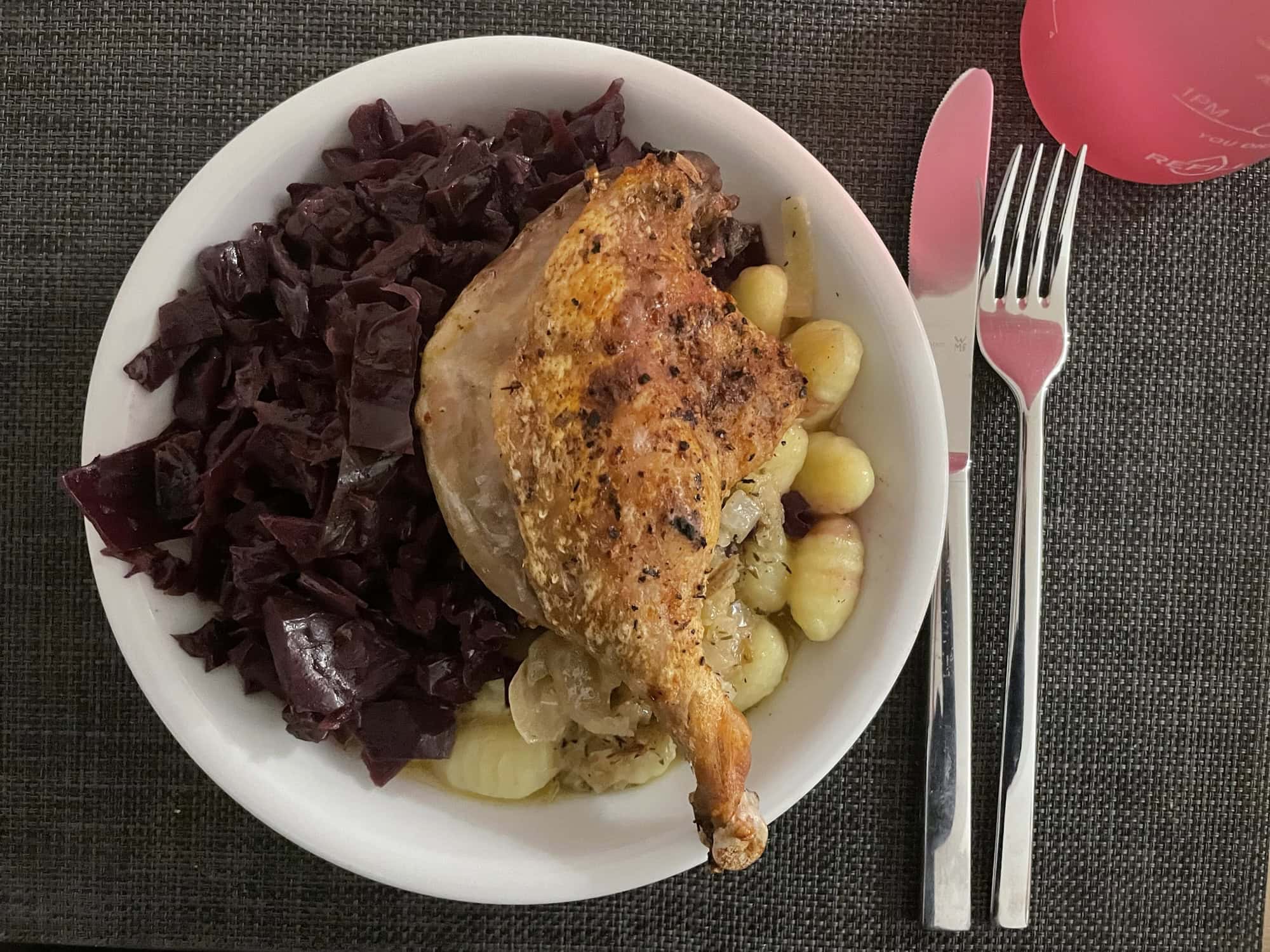 Gebratene Gänsekeule, Gnocci und Rotkohl.