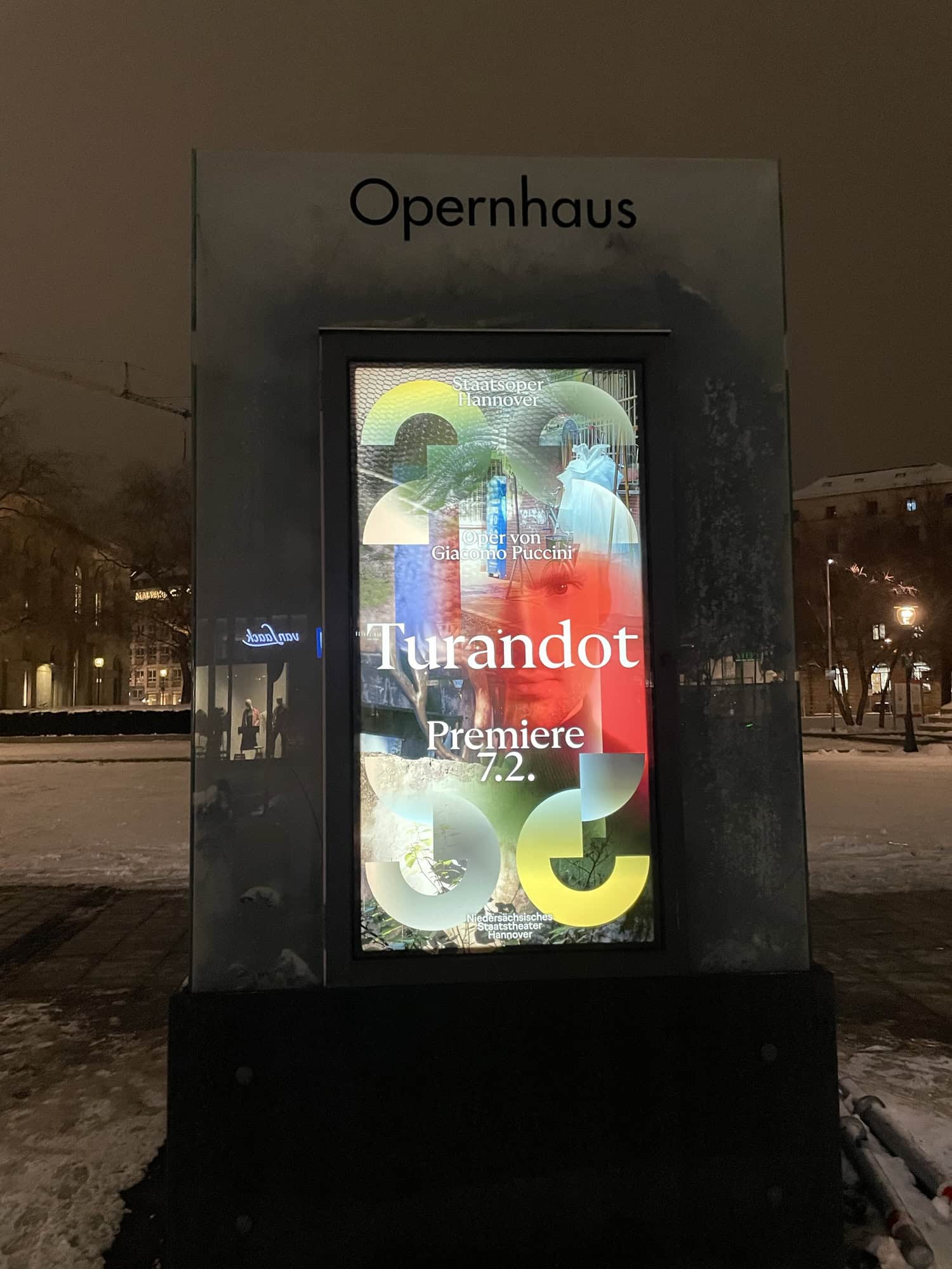 Opernplajat mit Tueandot im Winter mit Schee avends.