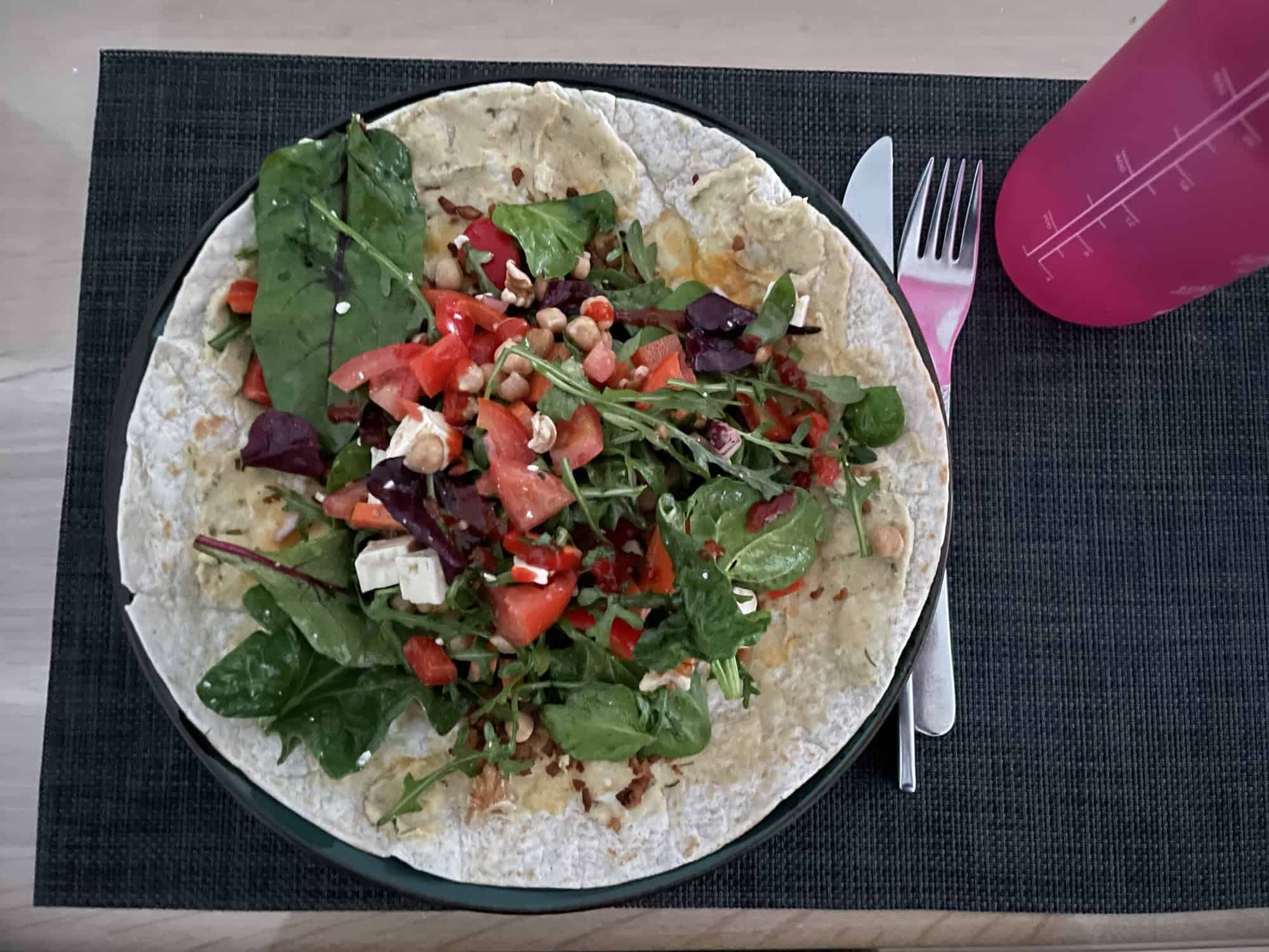 Offener vegetarische Wrap mit Salat und Gemüse.