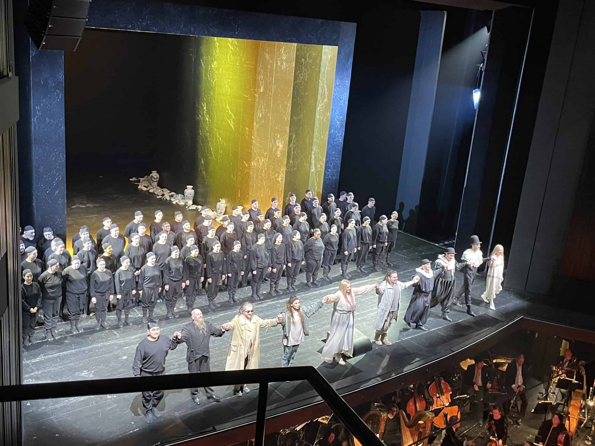 Die Darstellenden beim Applaus auf der Opernbühne.